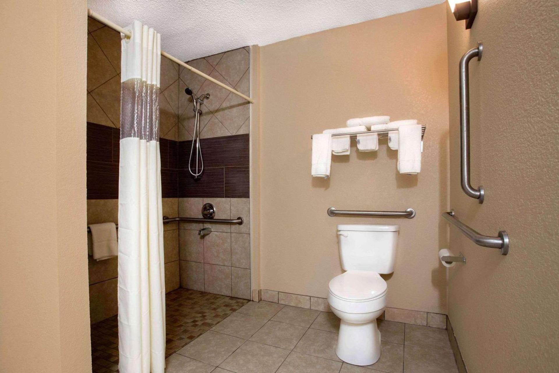Quality Inn & Suites University Area photo 12