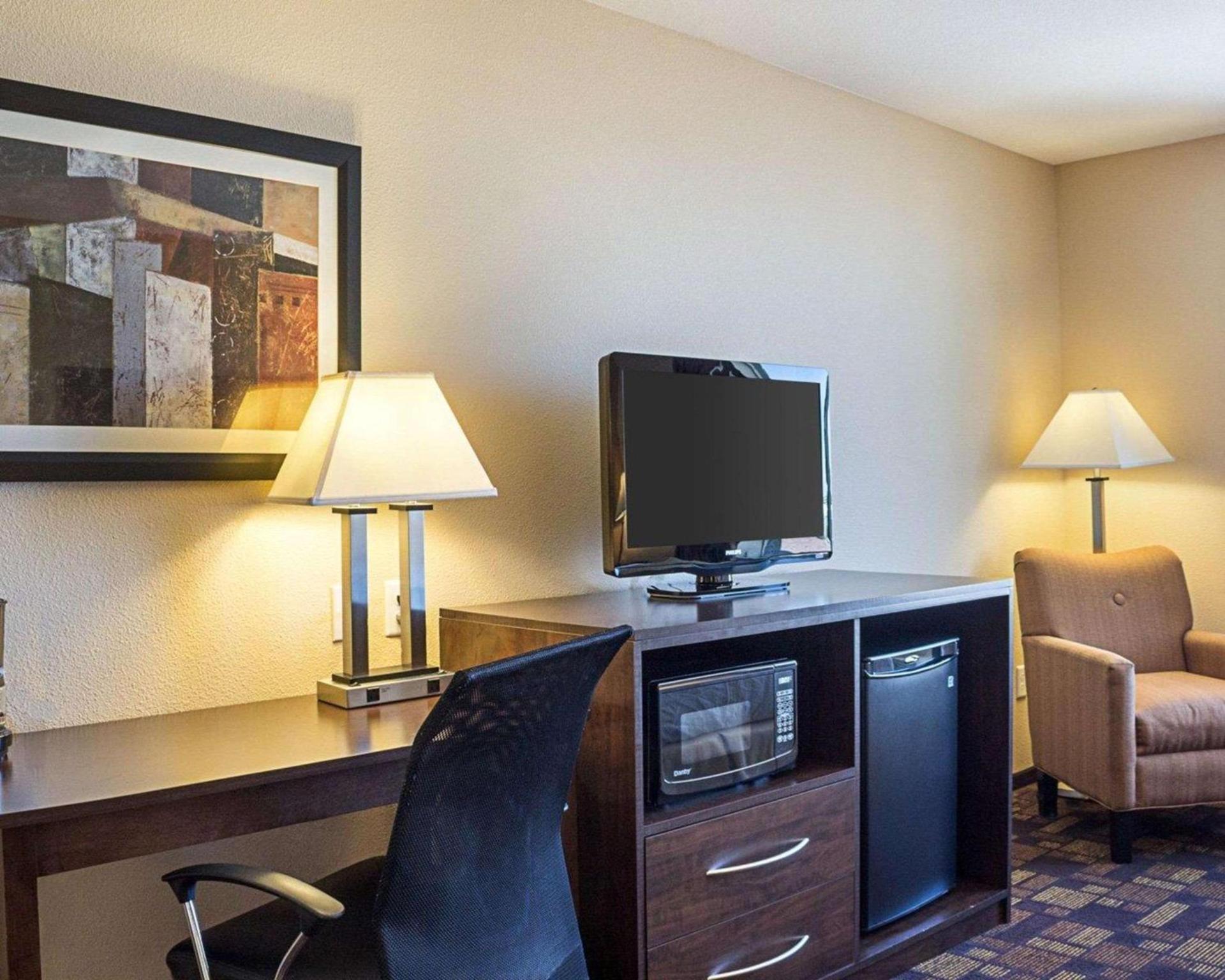 Quality Inn & Suites Minot North photo 16