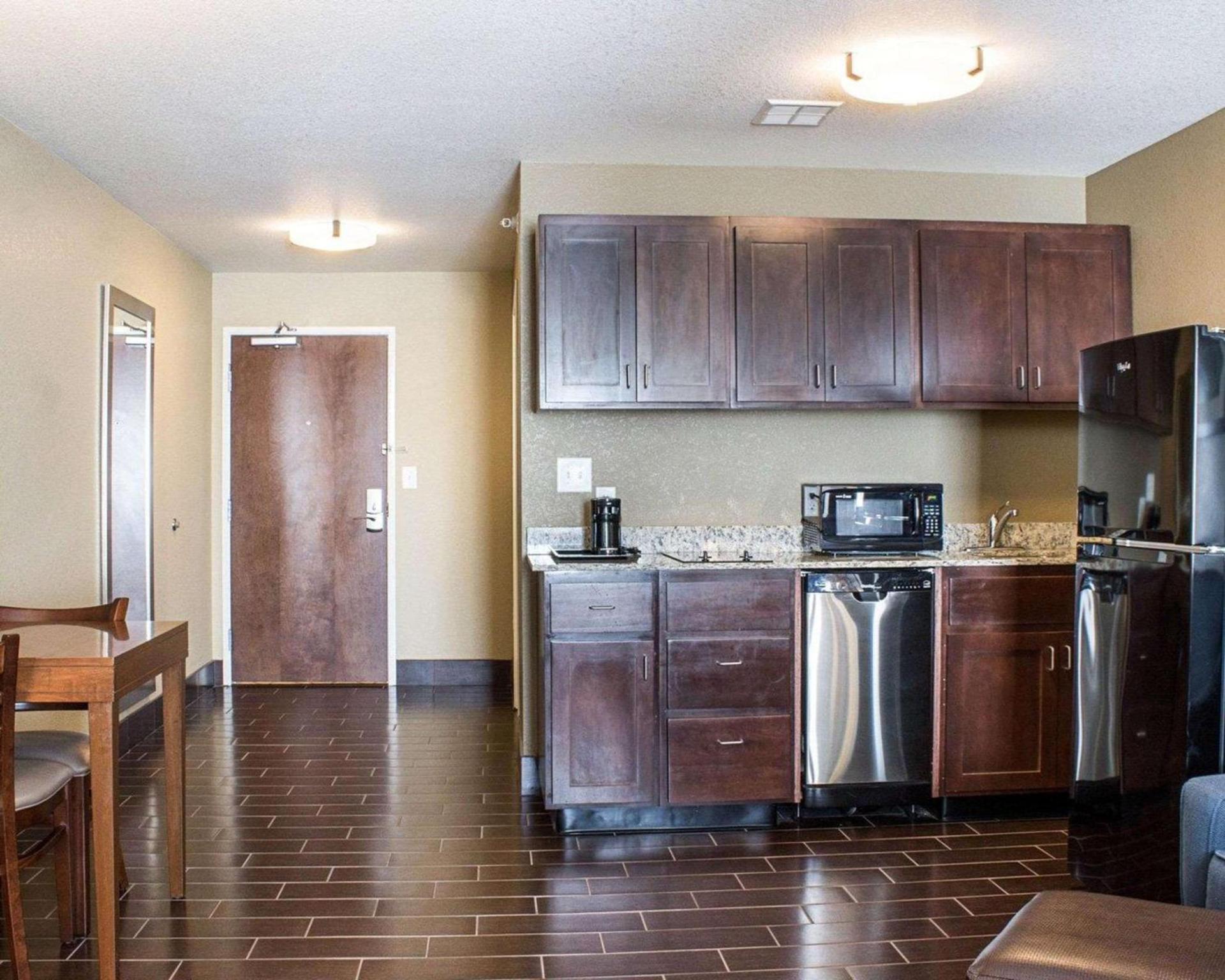 Comfort Suites Minot South photo 20