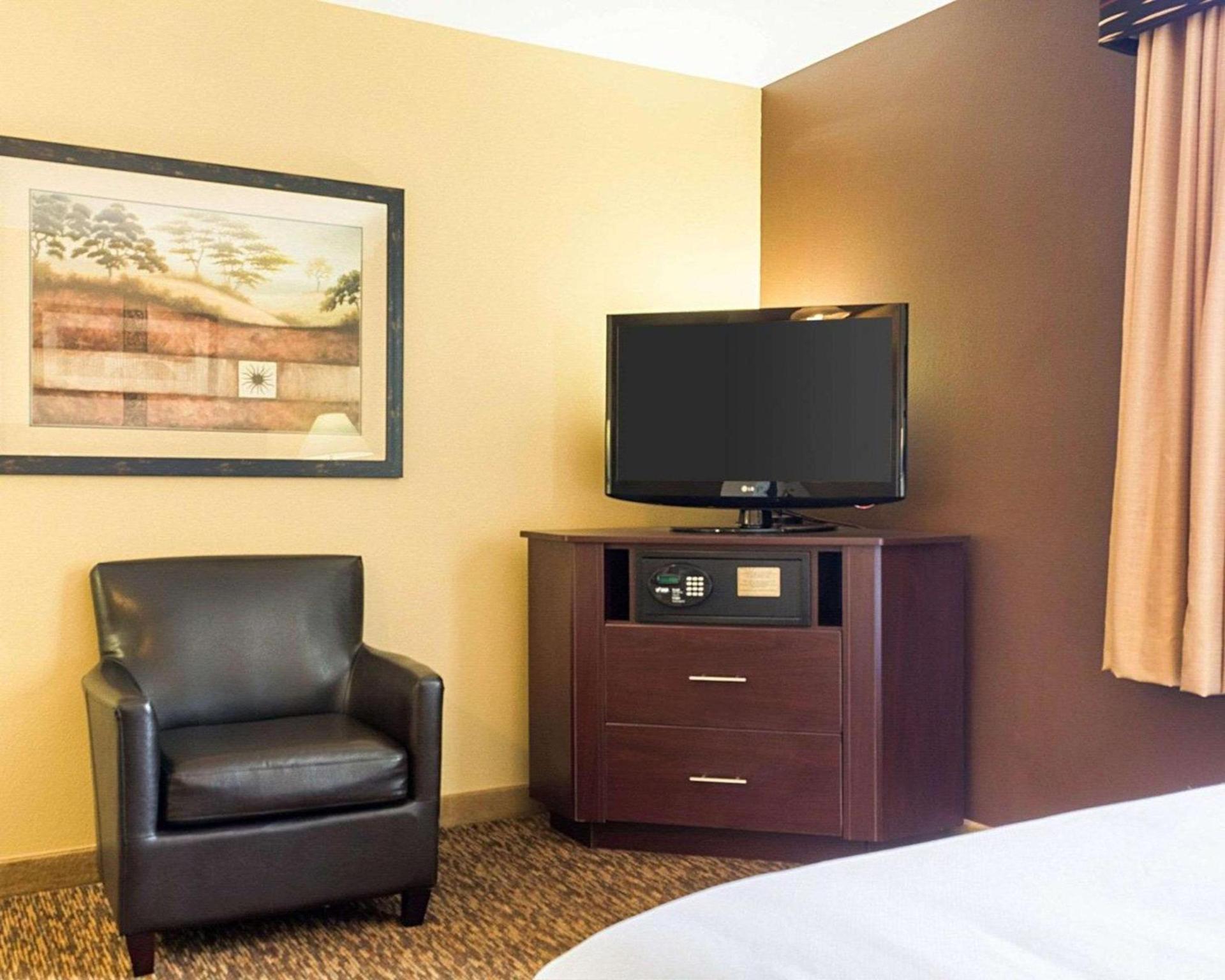 MainStay Suites Minot photo 7