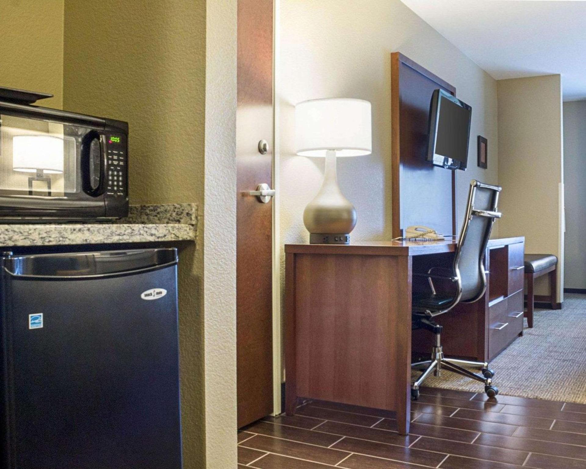 Comfort Suites Minot South photo 22