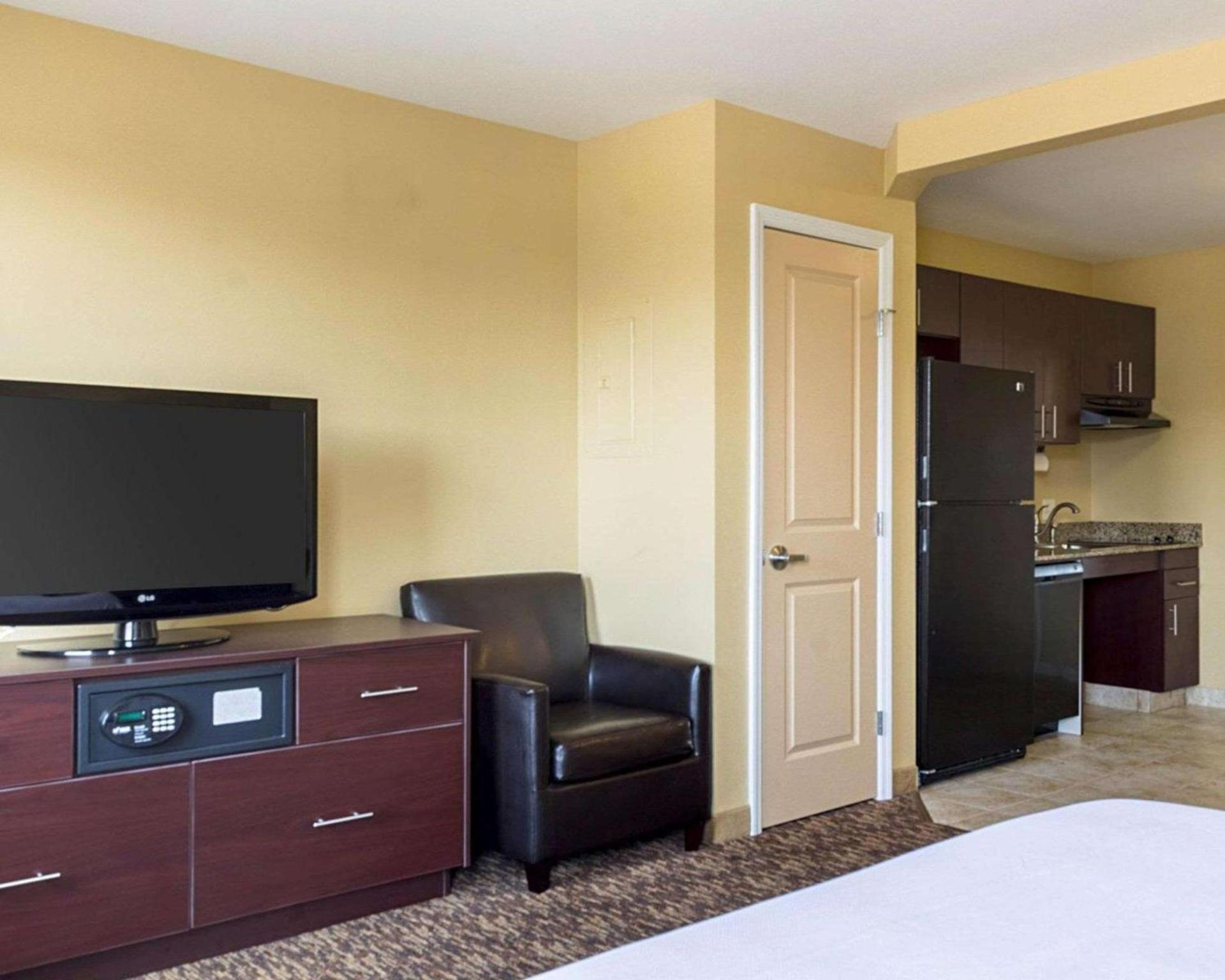 MainStay Suites Minot photo 12