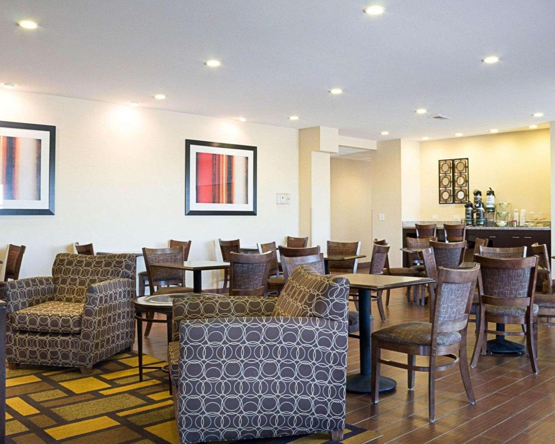 Quality Inn & Suites Minot North photo 6