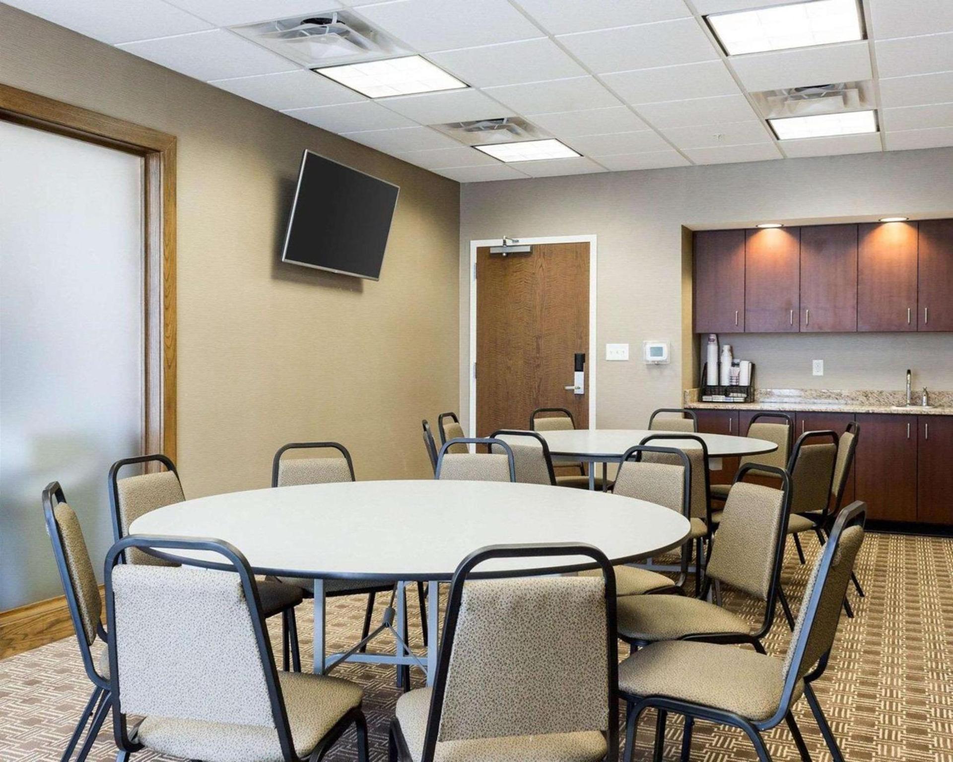 Comfort Inn & Suites Watford City photo 22