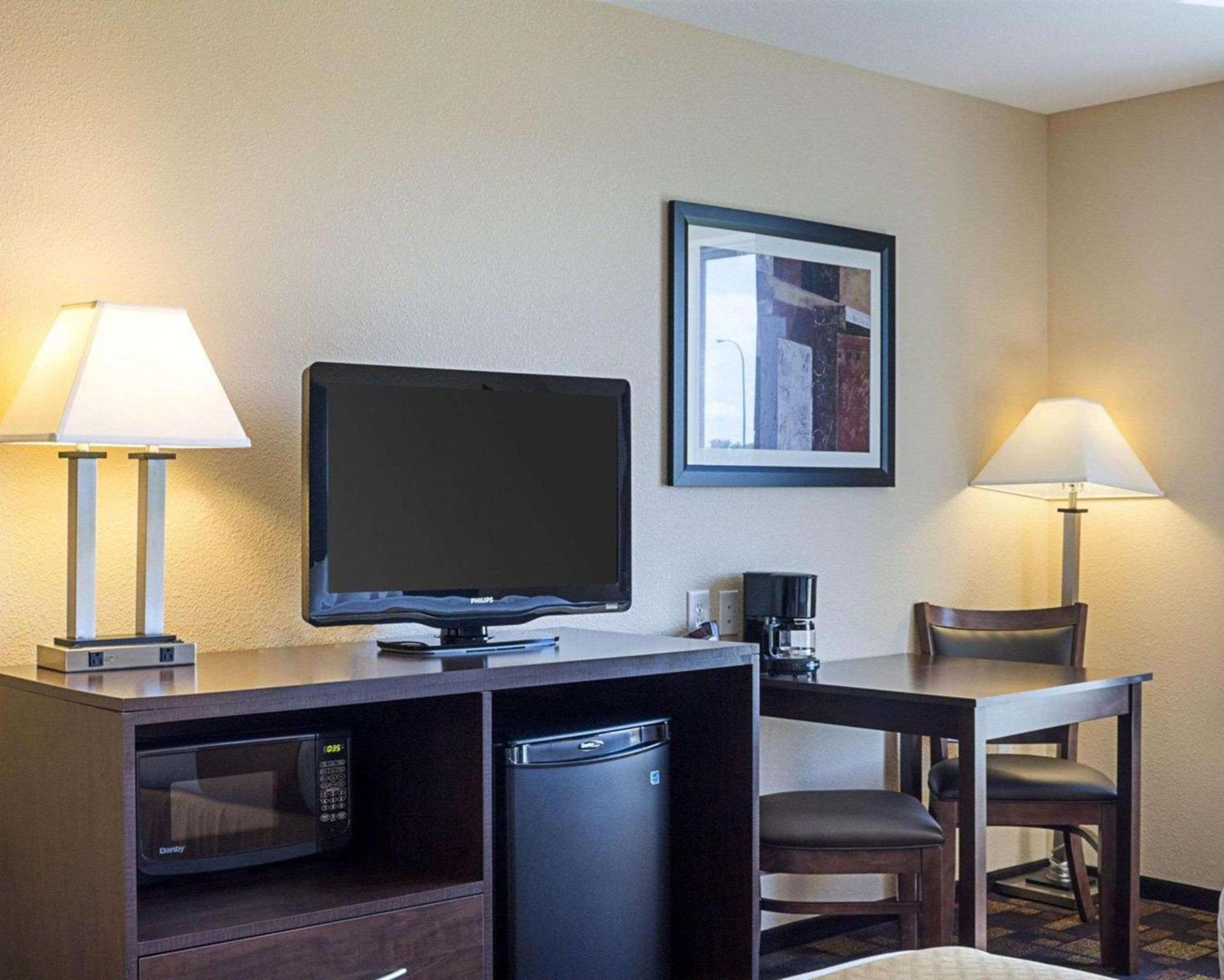 Quality Inn & Suites Minot North photo 12