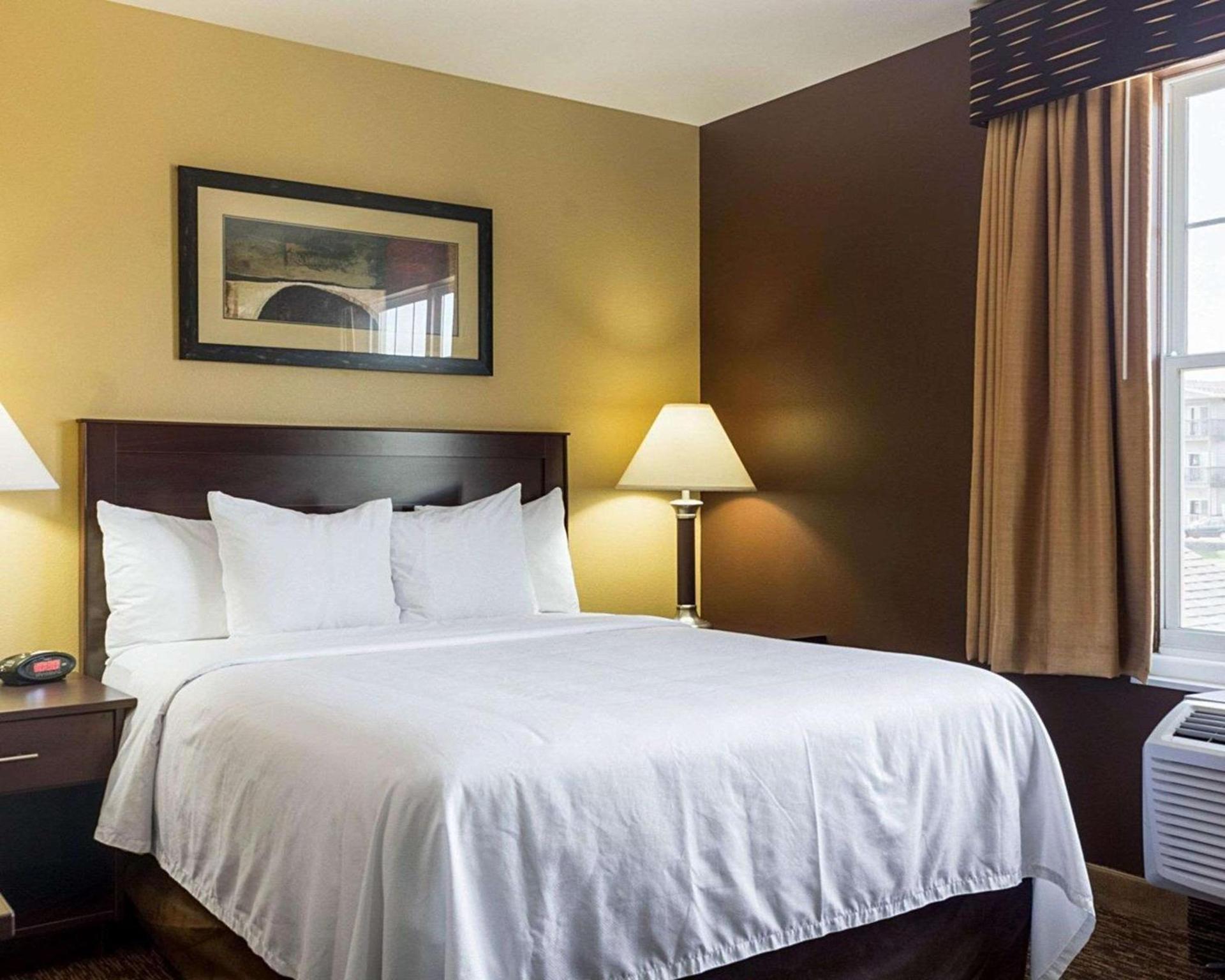 MainStay Suites Minot photo 9