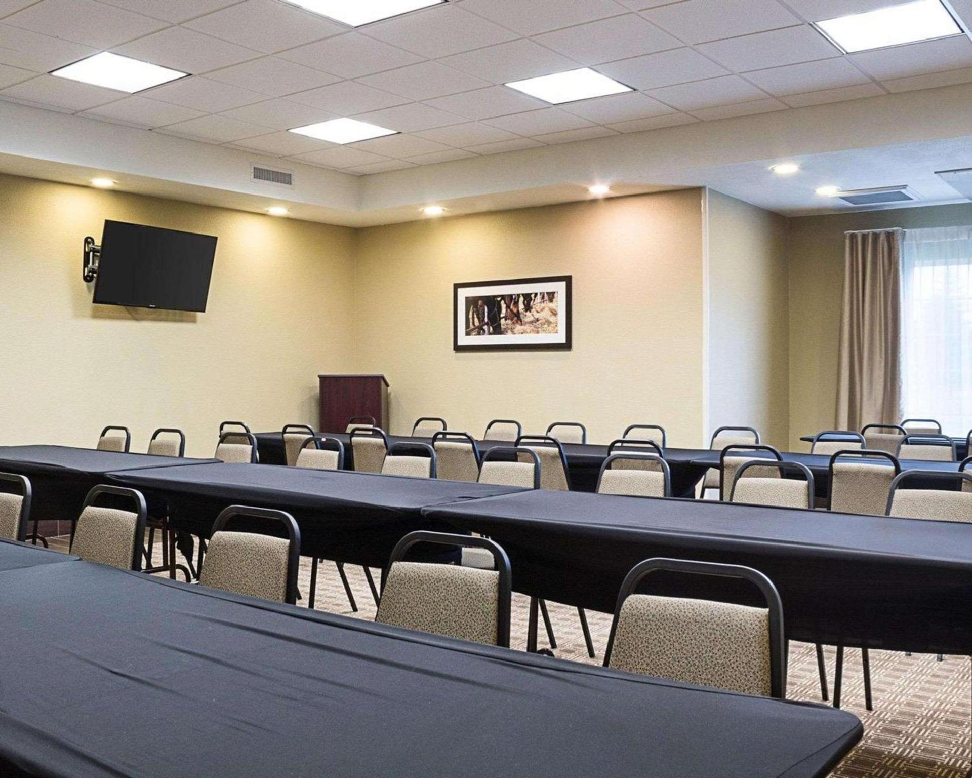 Comfort Suites Minot South photo 37