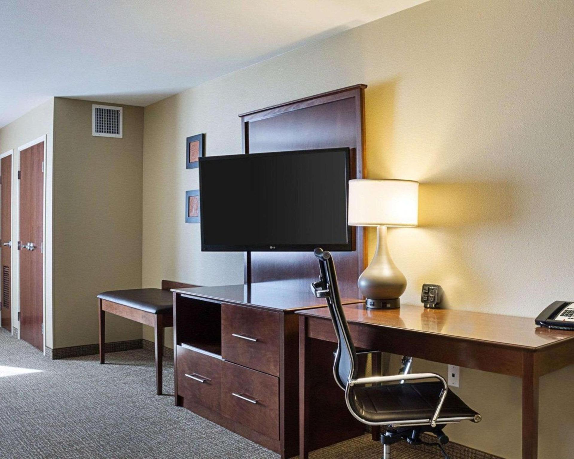 Comfort Suites Fargo Medical Center photo 8