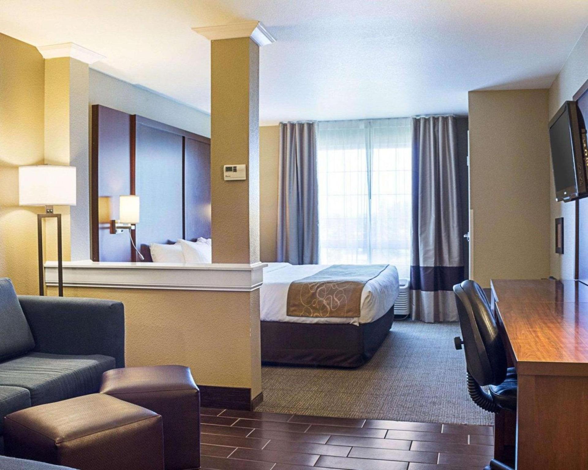 Comfort Suites Minot South photo 16