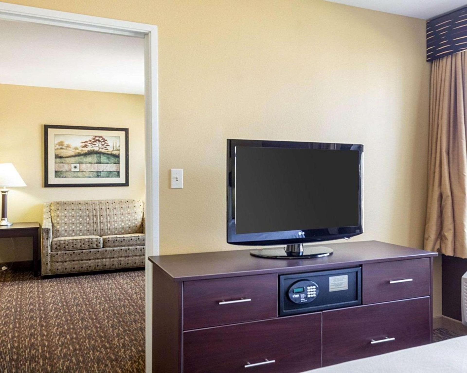 MainStay Suites Minot photo 28