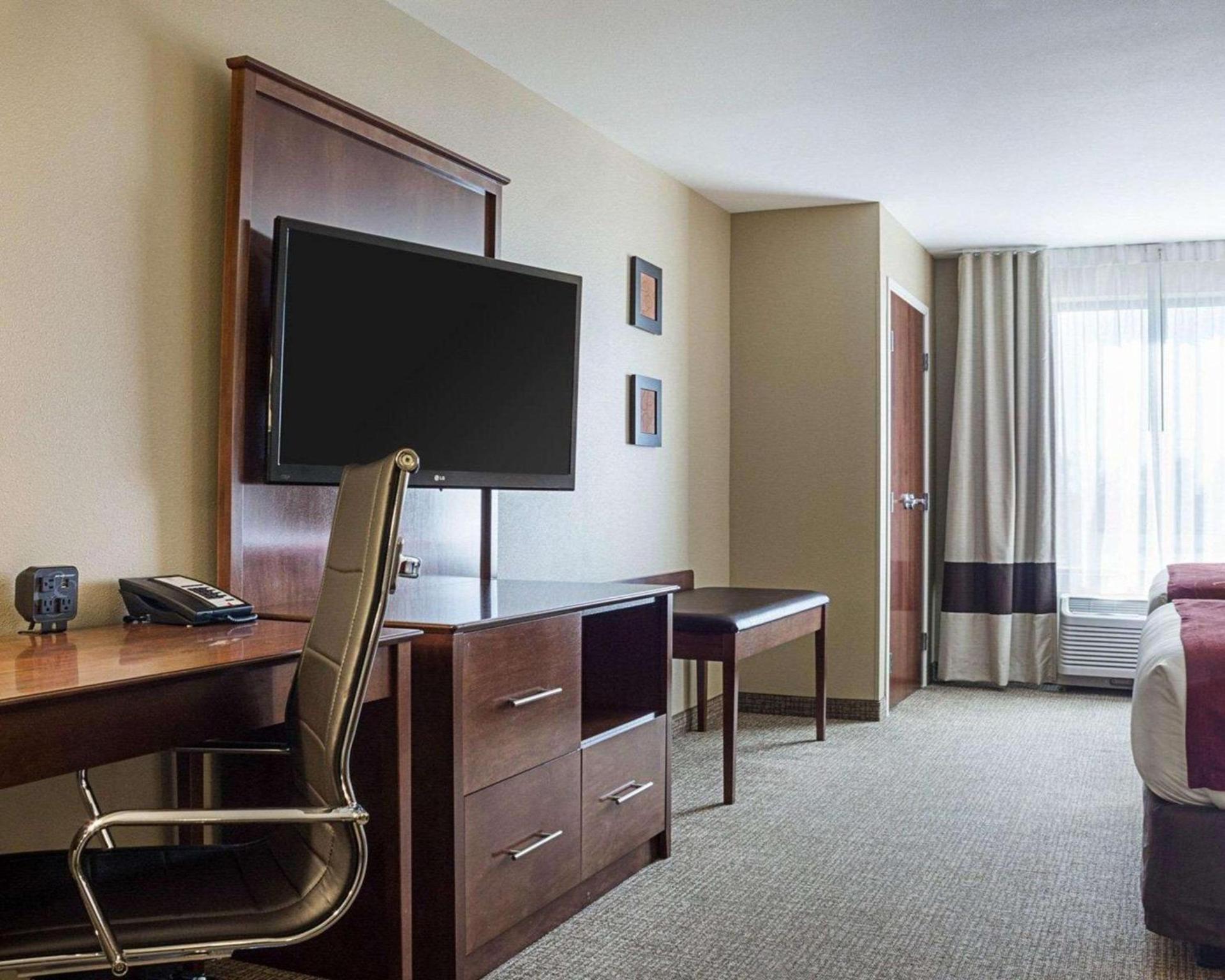 Comfort Suites Fargo Medical Center photo 21