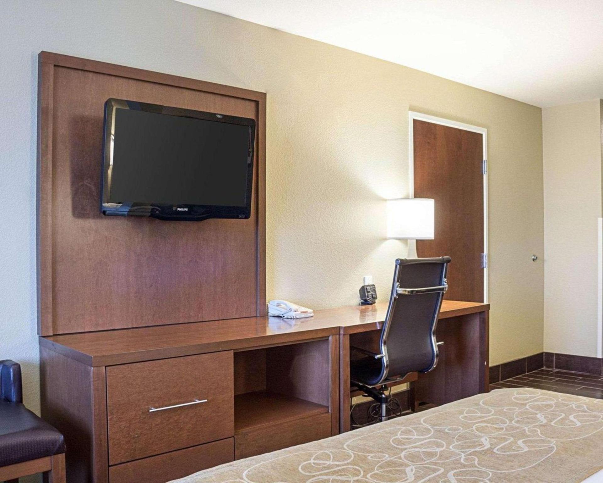 Comfort Suites Minot South photo 14