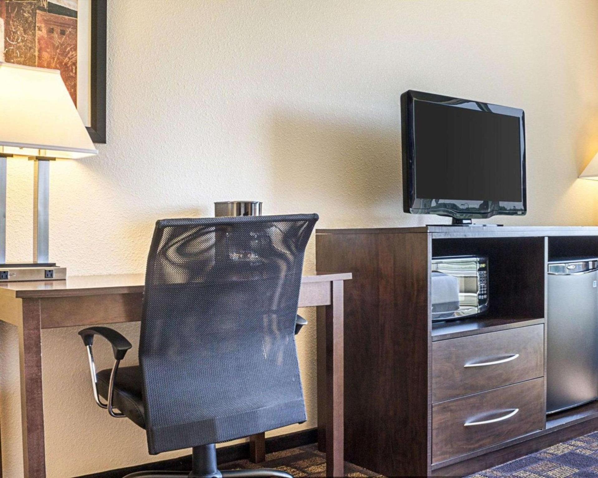 Quality Inn & Suites Minot North photo 8
