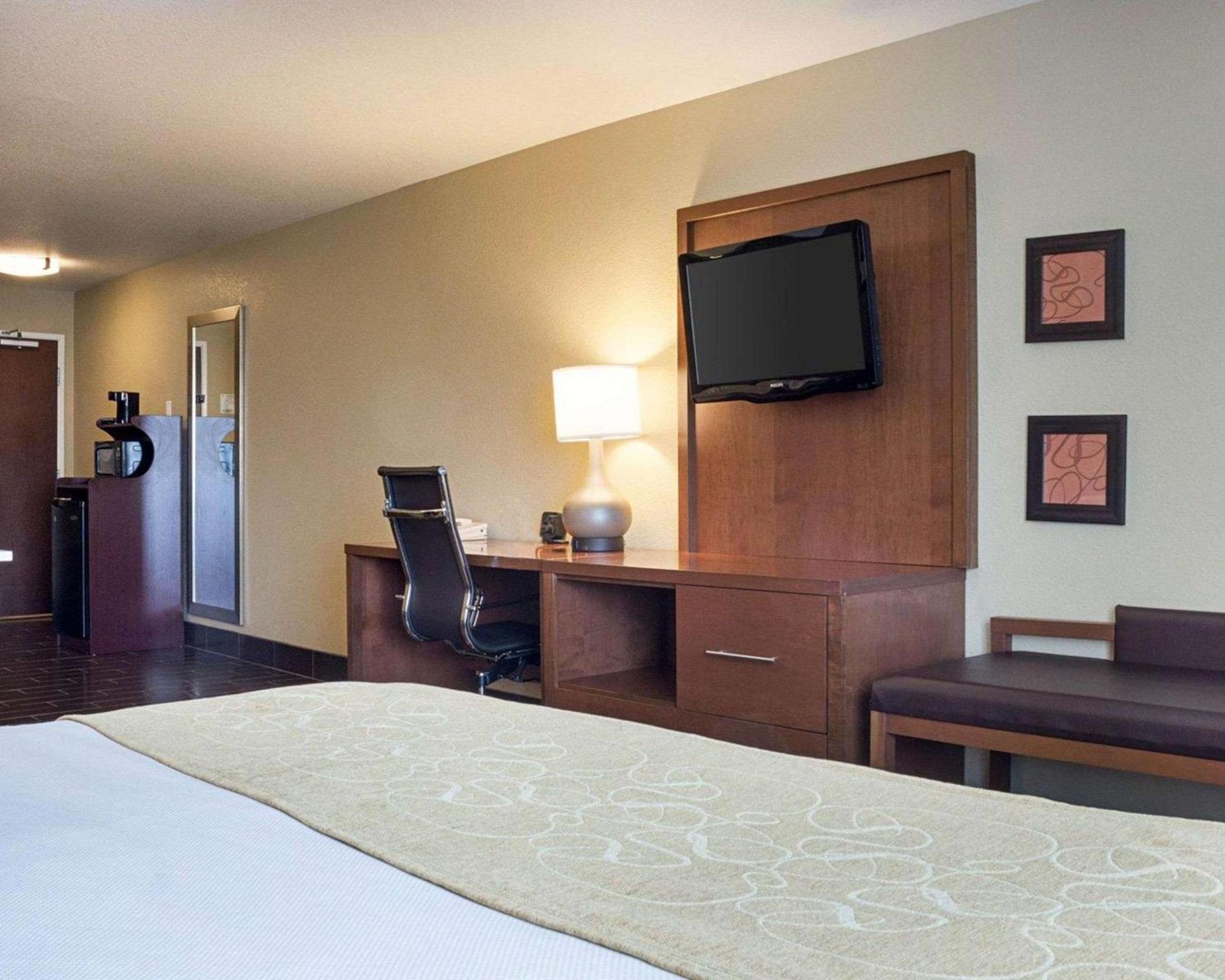 Comfort Suites Minot South photo 12