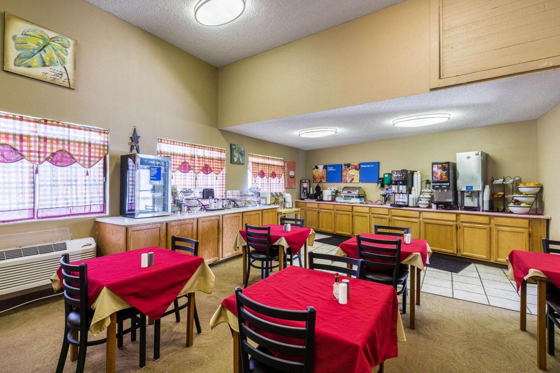 Quality Inn Scottsbluff photo 11