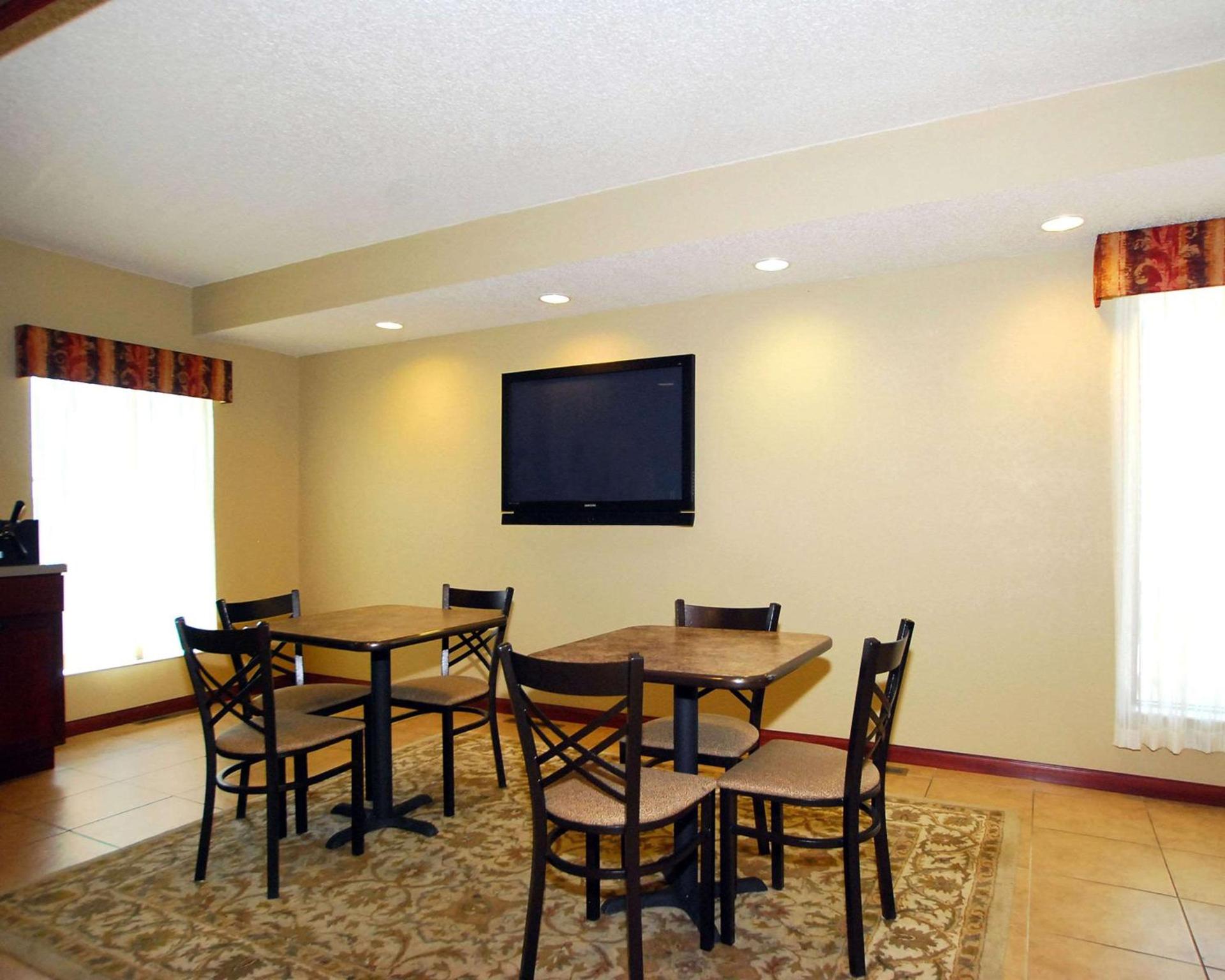 Econo Lodge Inn & Suites Kearney South photo 8