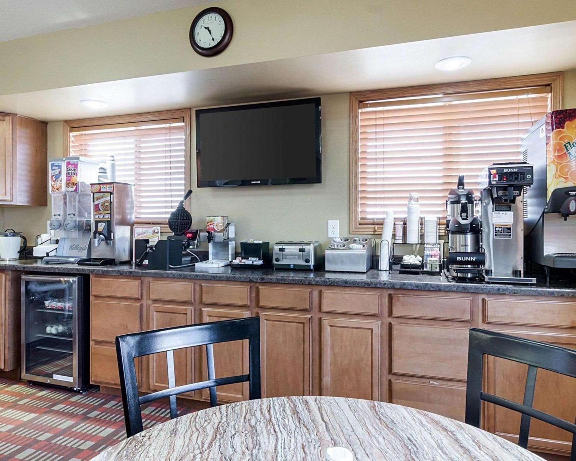 Econo Lodge Jamestown South photo 20