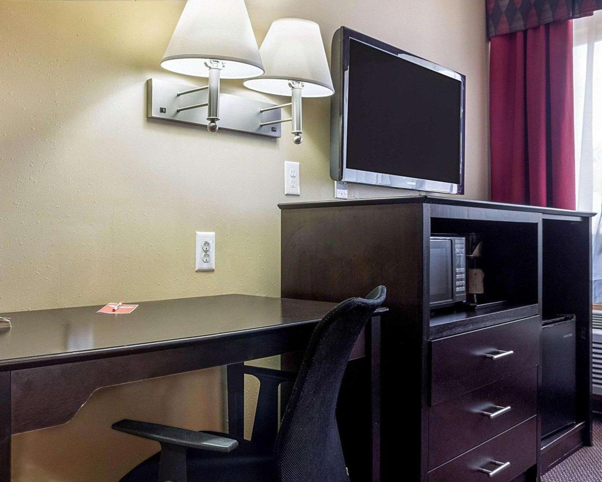 Econo Lodge Jamestown South photo 10