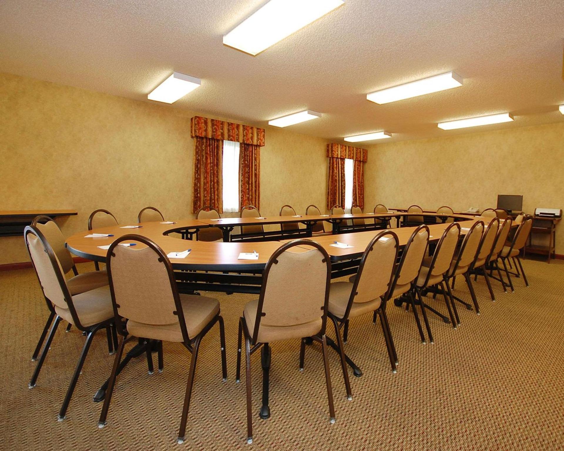 Econo Lodge Inn & Suites Kearney South photo 9