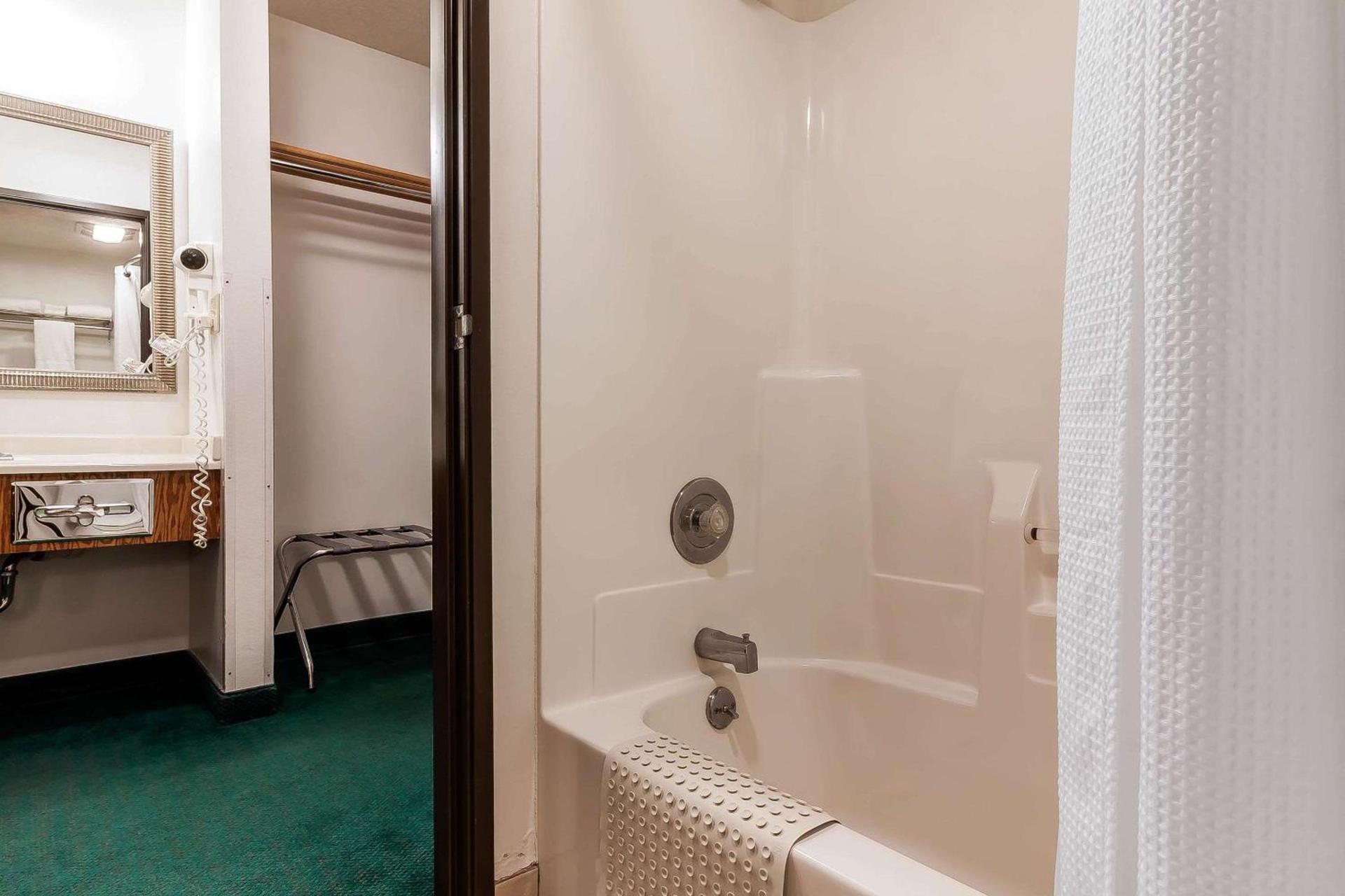 Rodeway Inn Holdrege photo 24