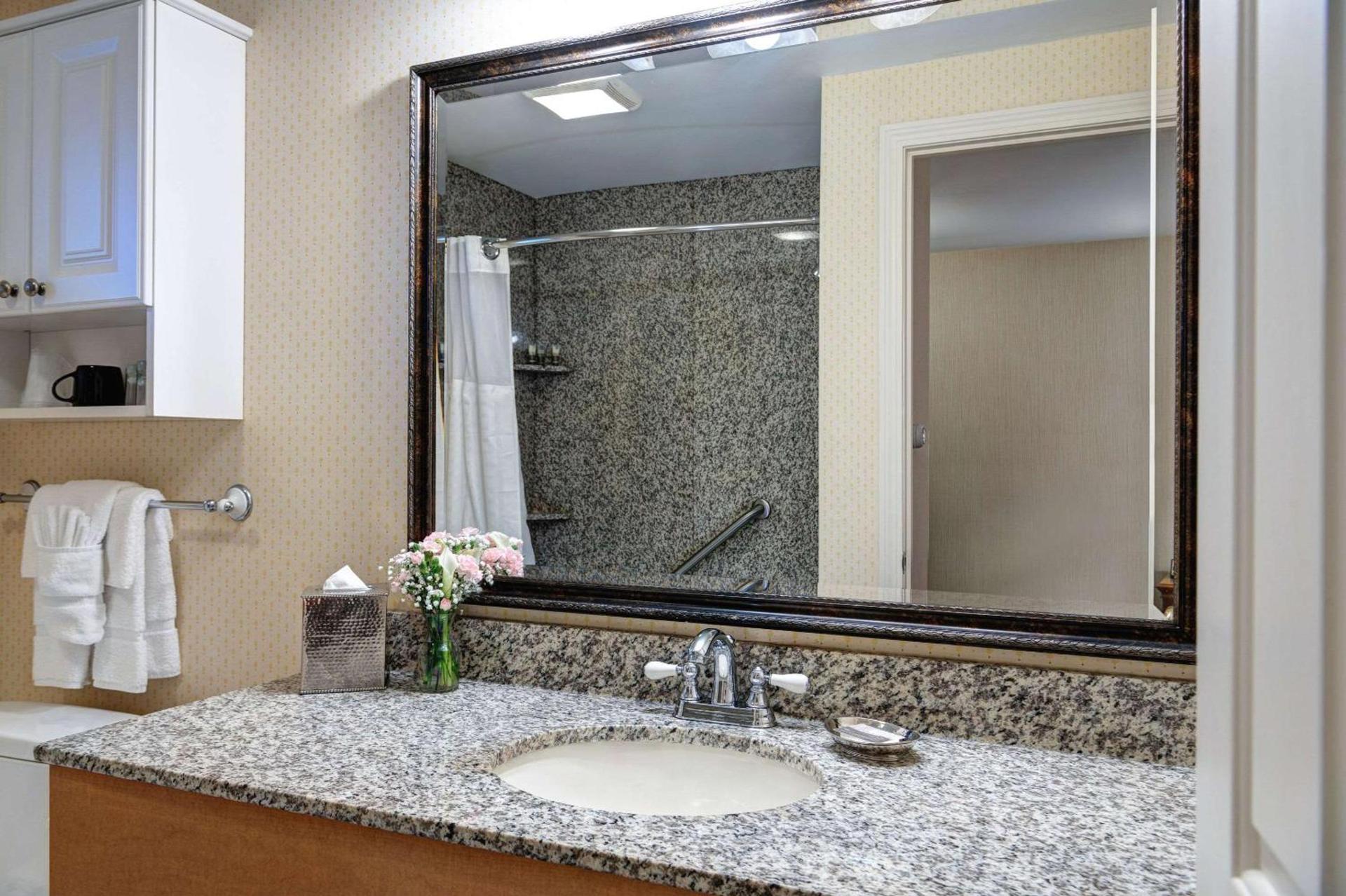 Port Inn and Suites Portsmouth, an Ascend Collection Hotel photo 80