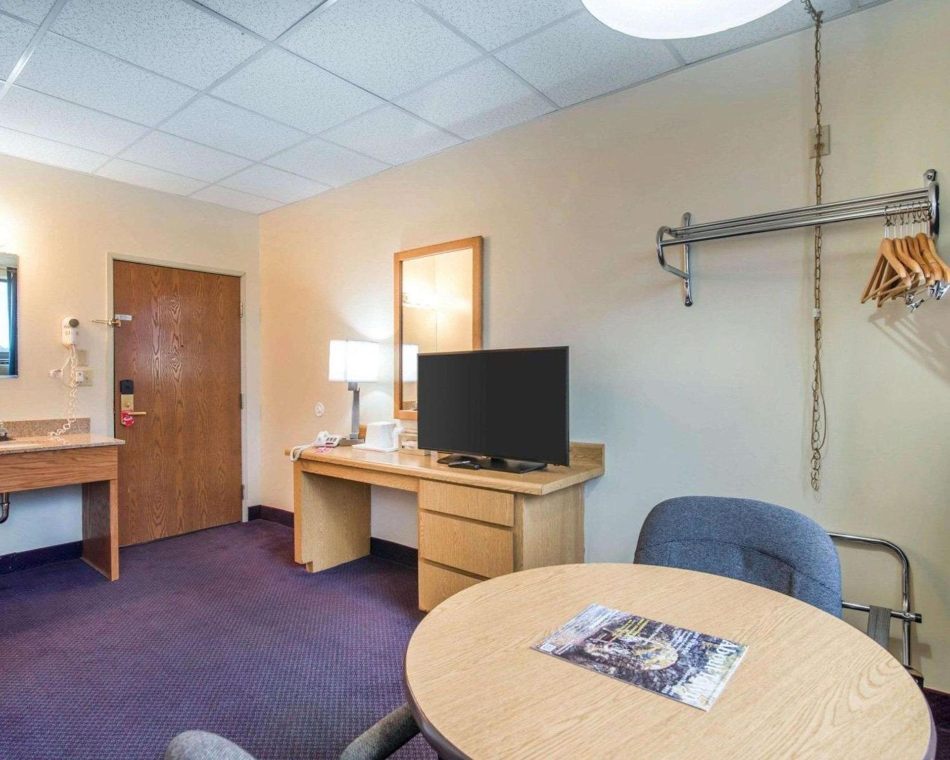 Econo Lodge Manchester photo 6