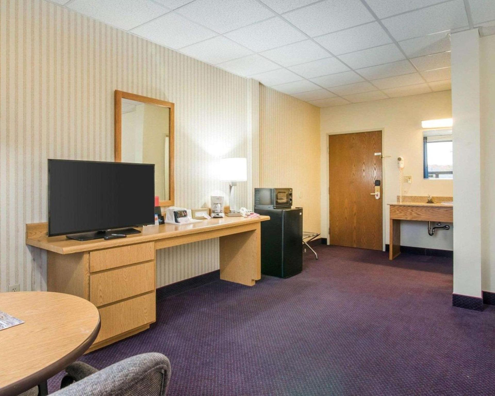 Econo Lodge Manchester photo 7
