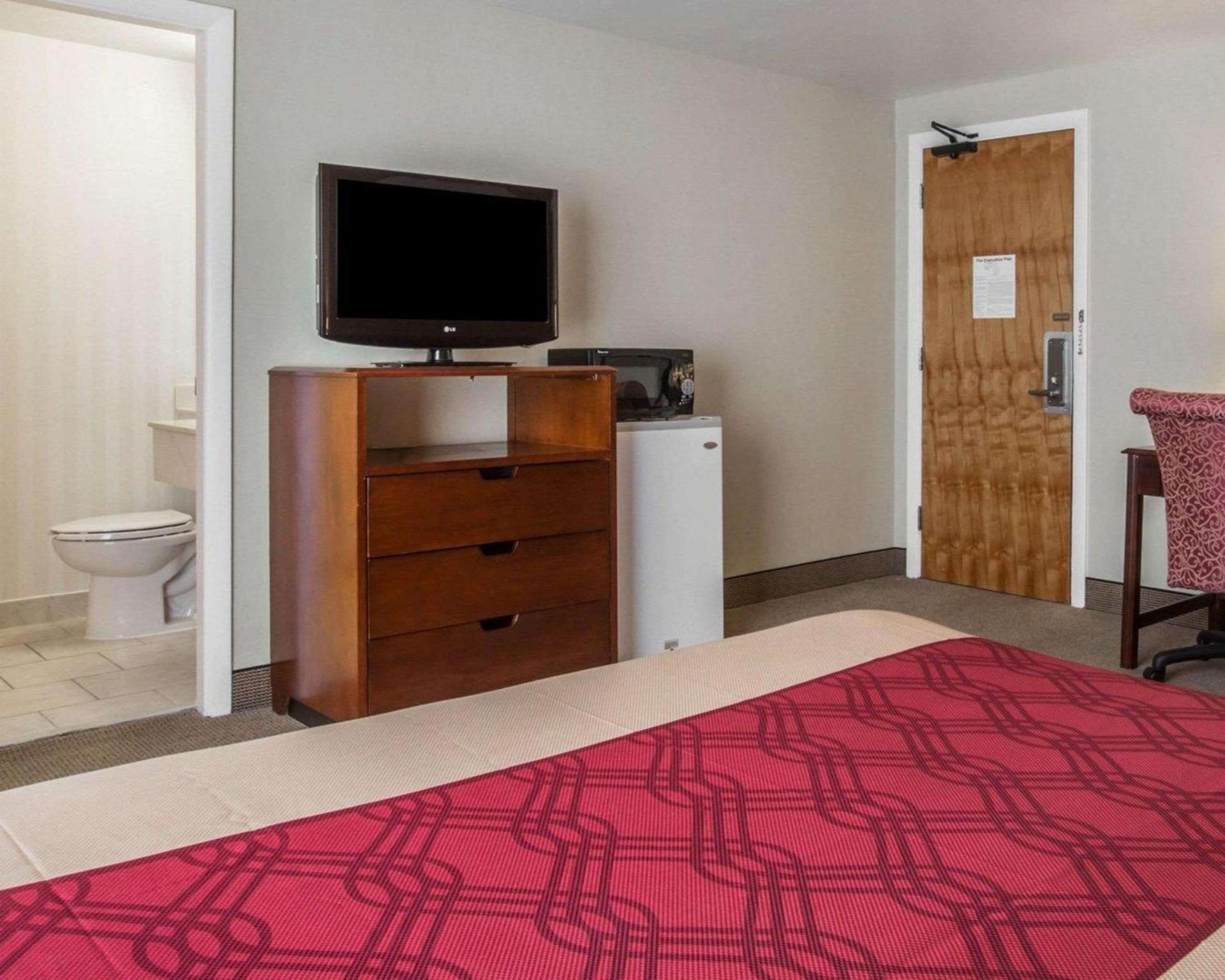 Econo Lodge Lakes Region photo 32