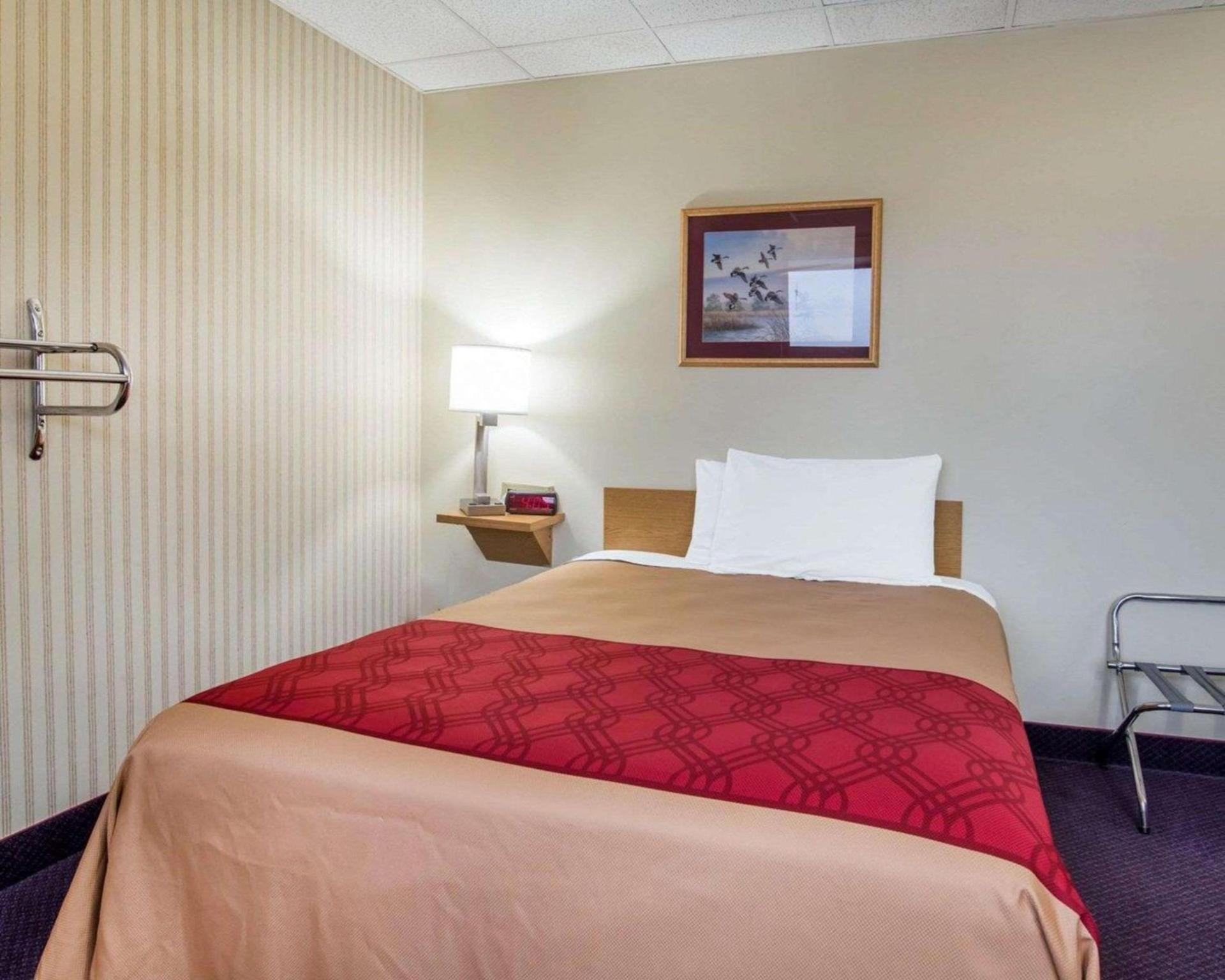 Econo Lodge Manchester photo 8