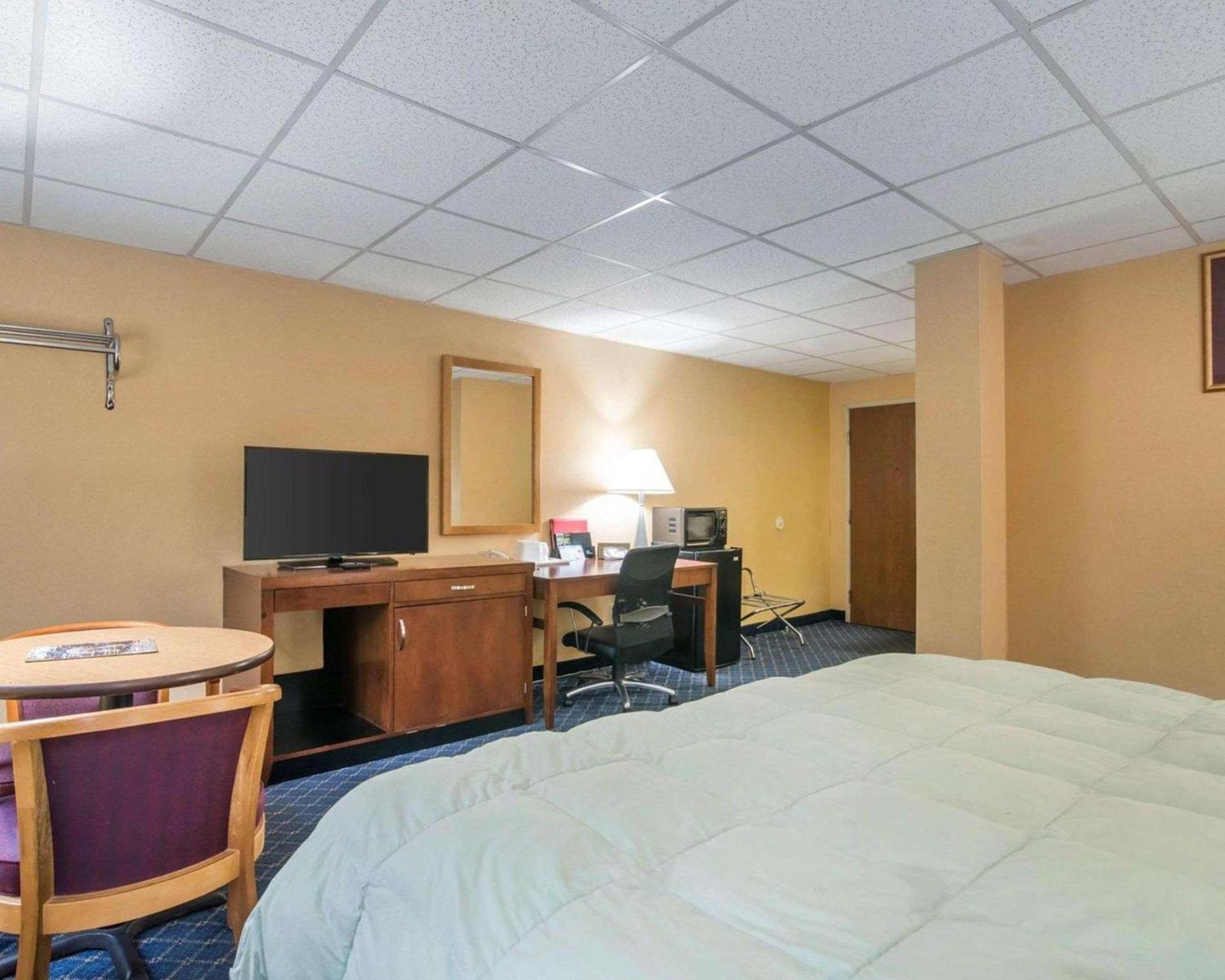 Econo Lodge Manchester photo 9