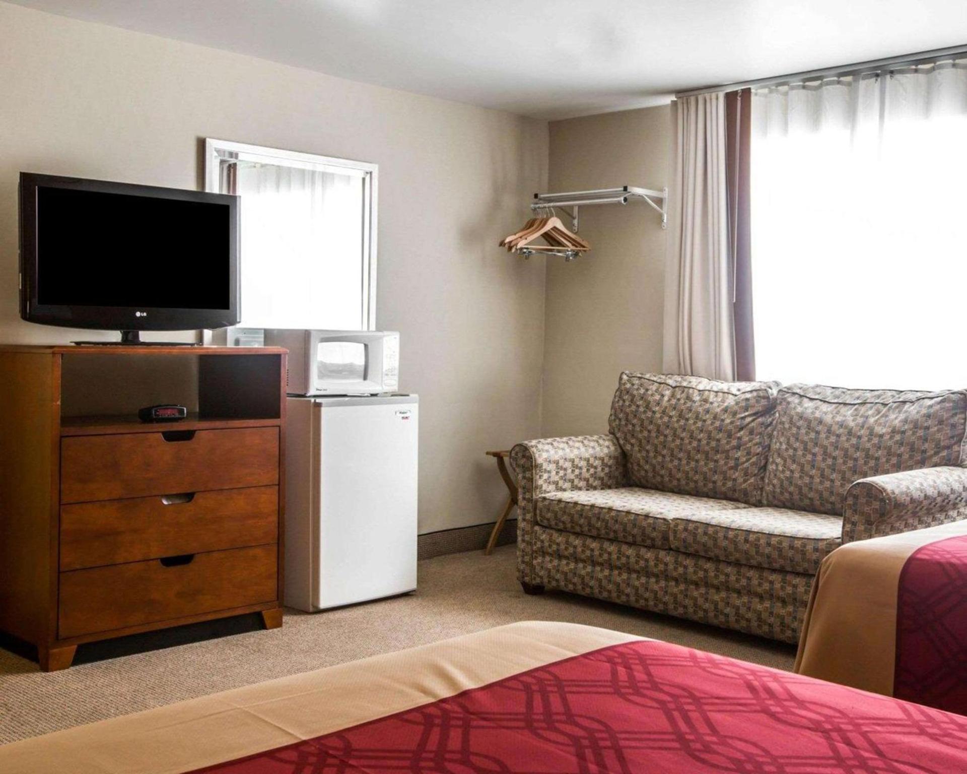 Econo Lodge Lakes Region photo 30