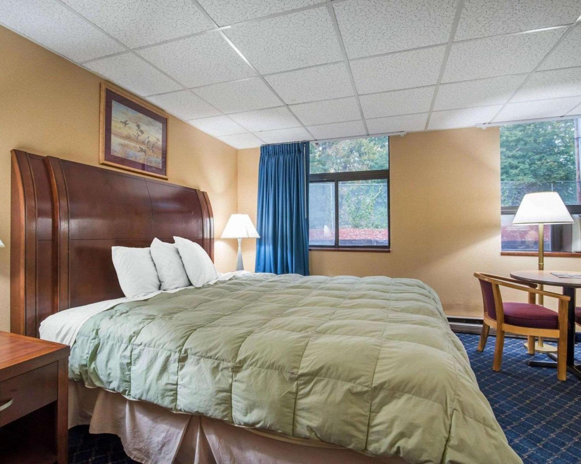 Econo Lodge Manchester photo 11
