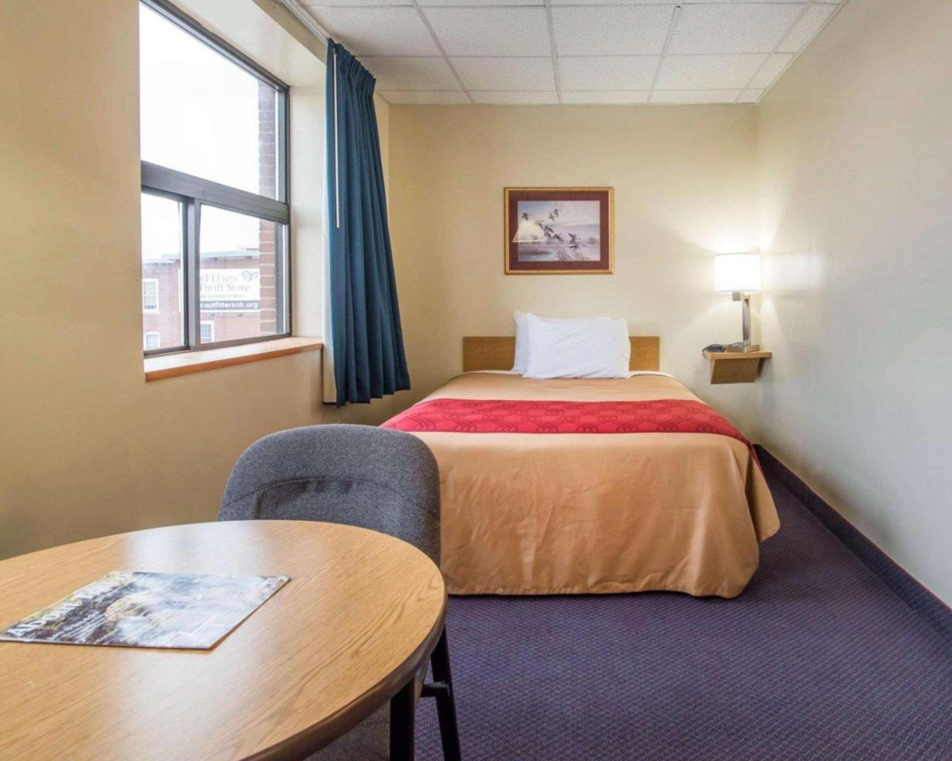 Econo Lodge Manchester photo 13