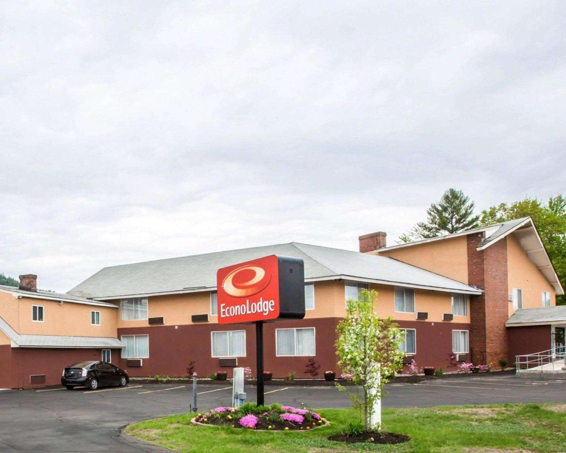 Econo Lodge Lakes Region photo 1