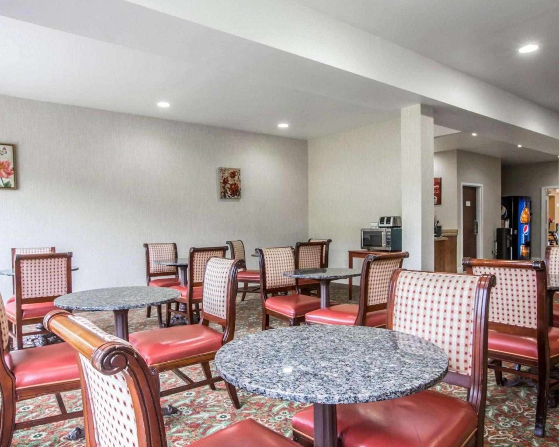 Econo Lodge Lakes Region photo 19