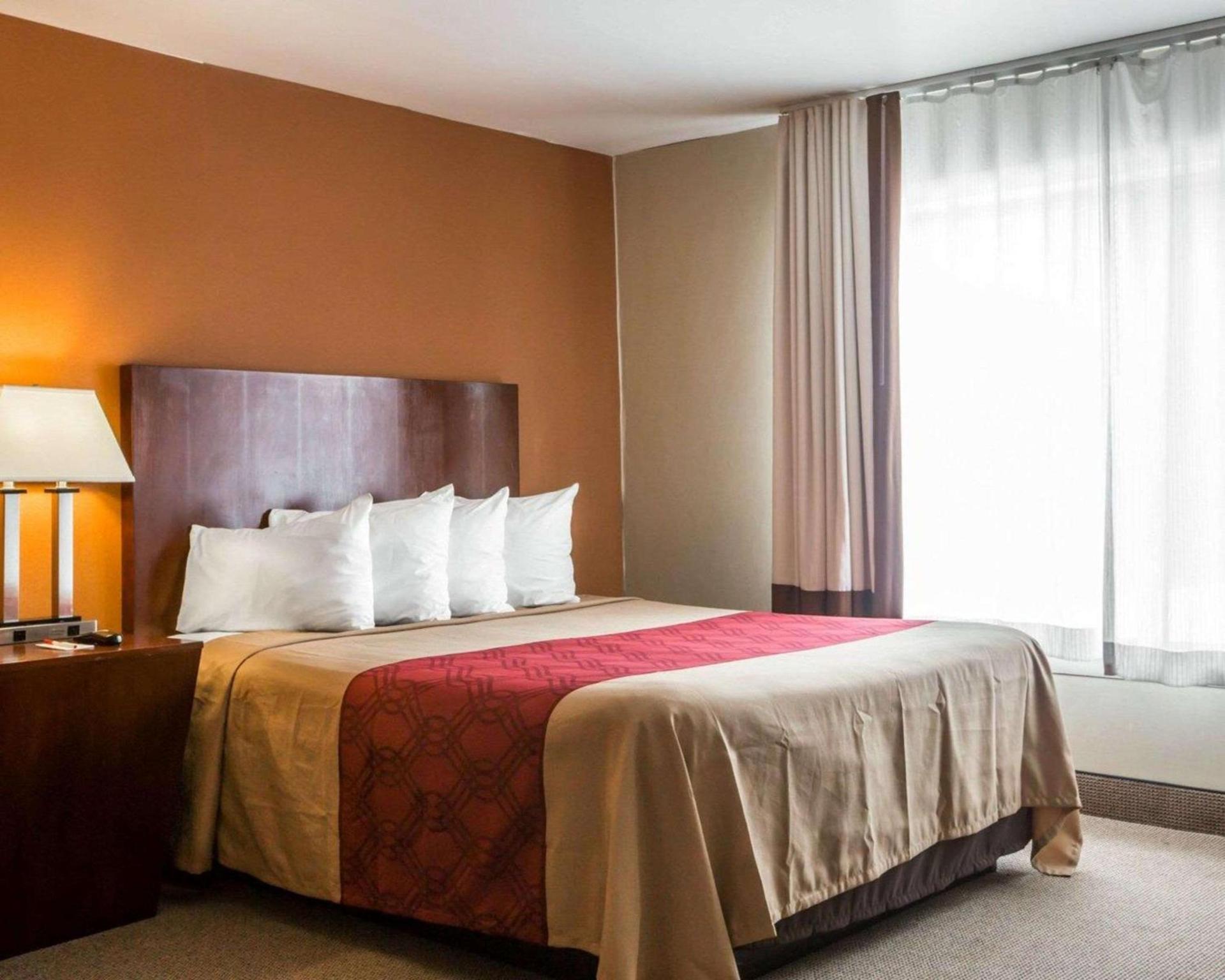Econo Lodge Lakes Region photo 17