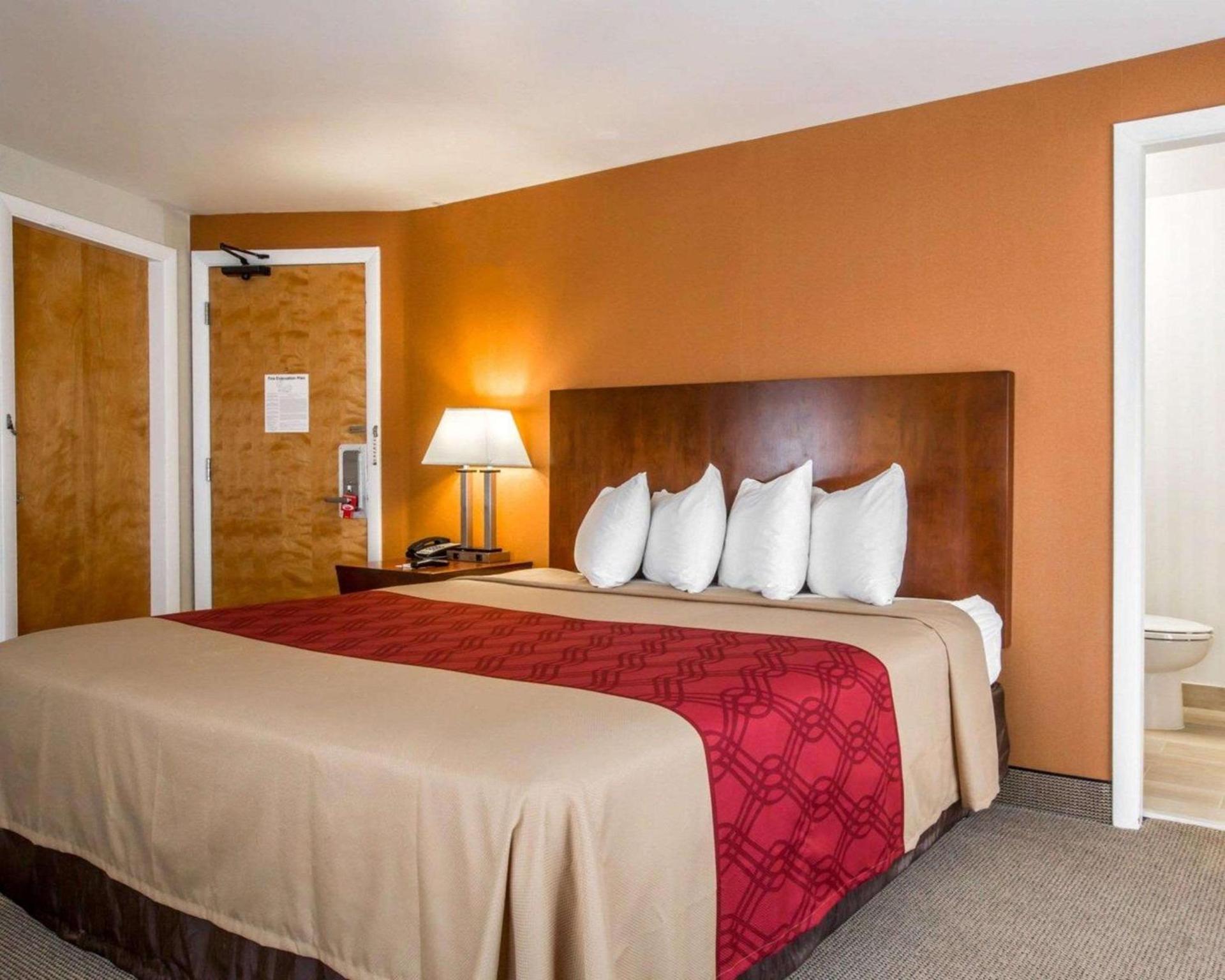 Econo Lodge Lakes Region photo 18