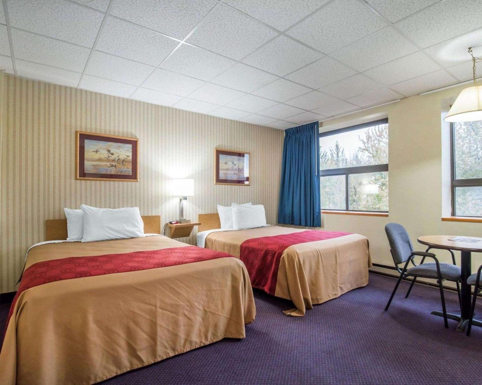 Econo Lodge Manchester photo 18
