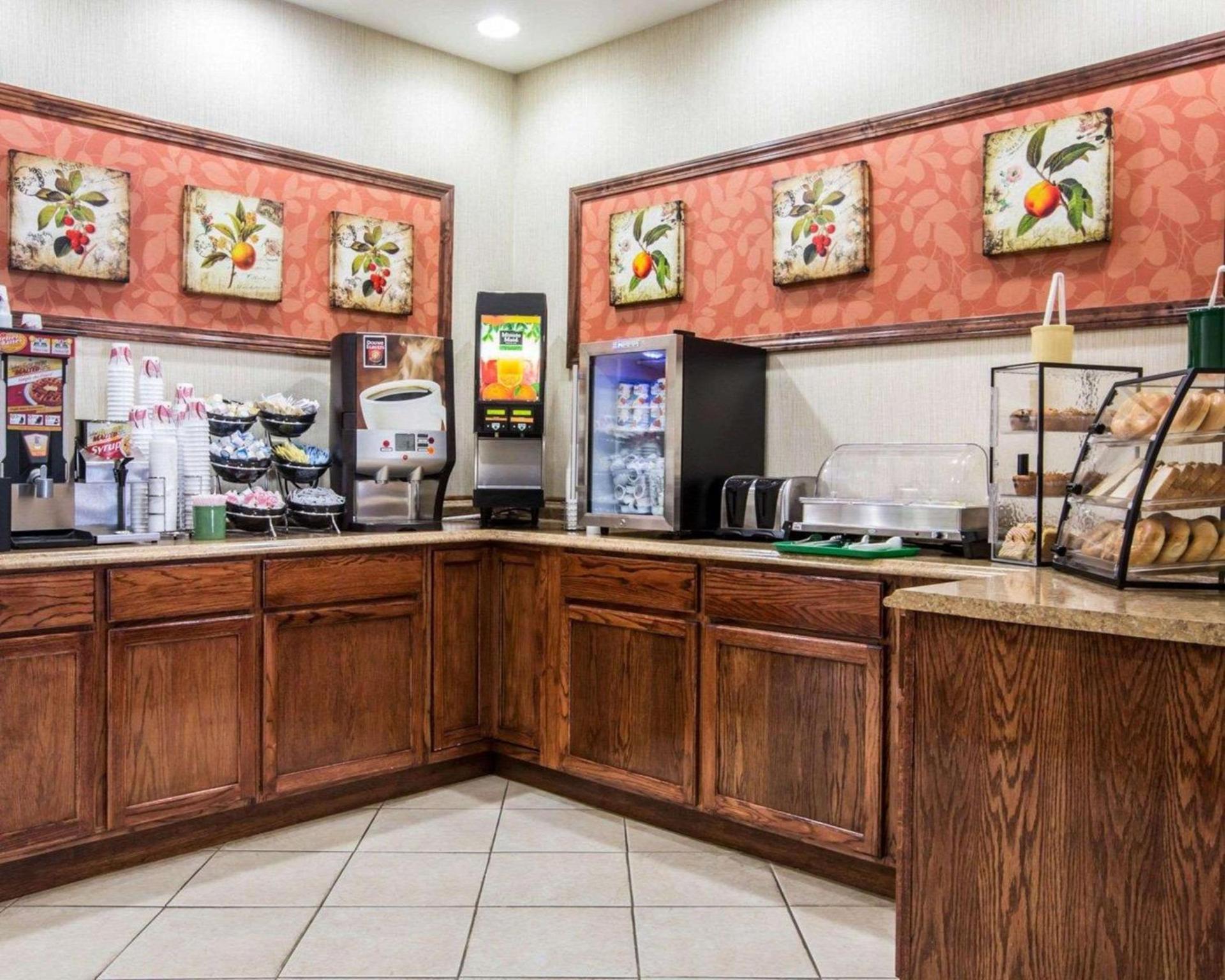 Econo Lodge Lakes Region photo 16