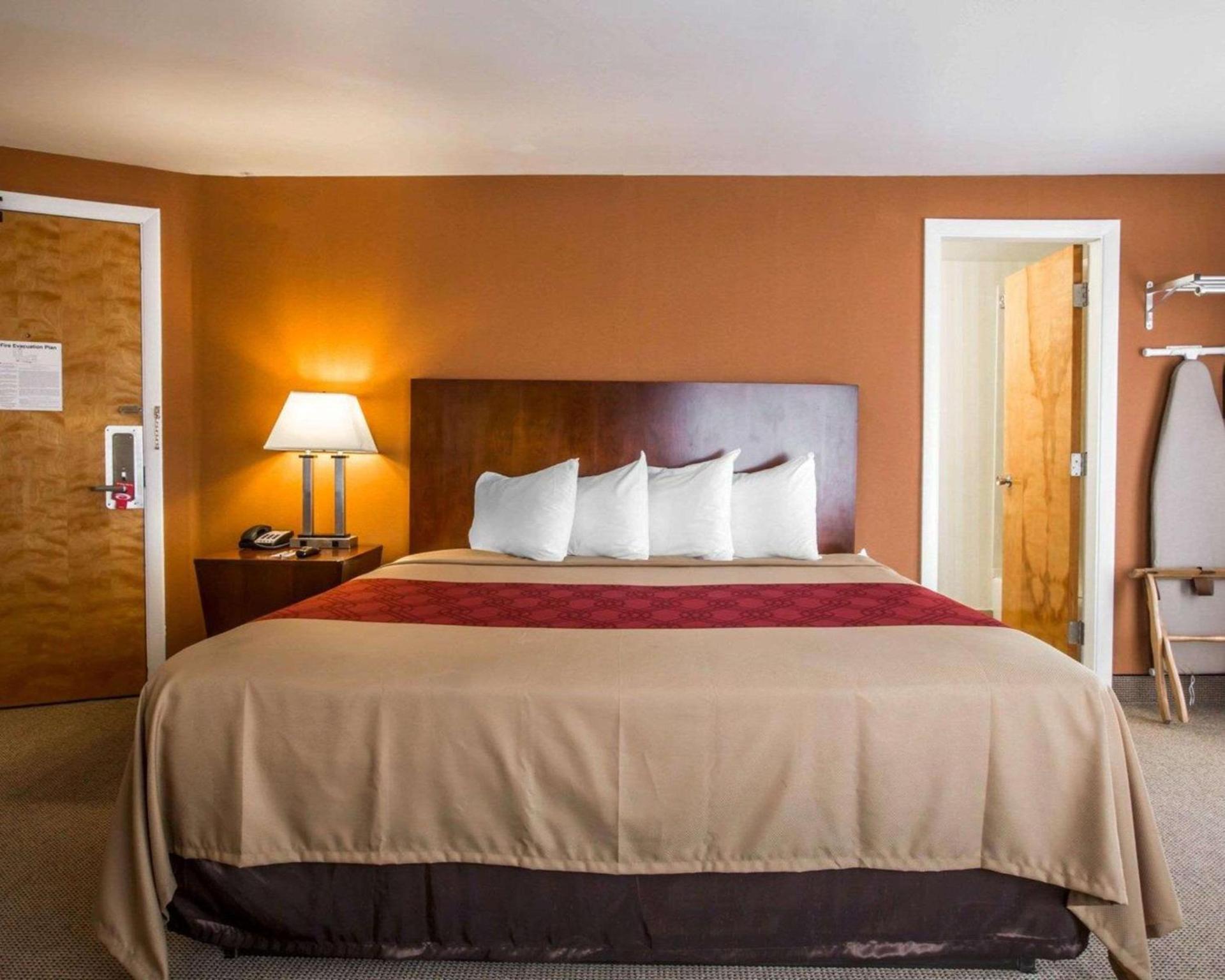 Econo Lodge Lakes Region photo 14