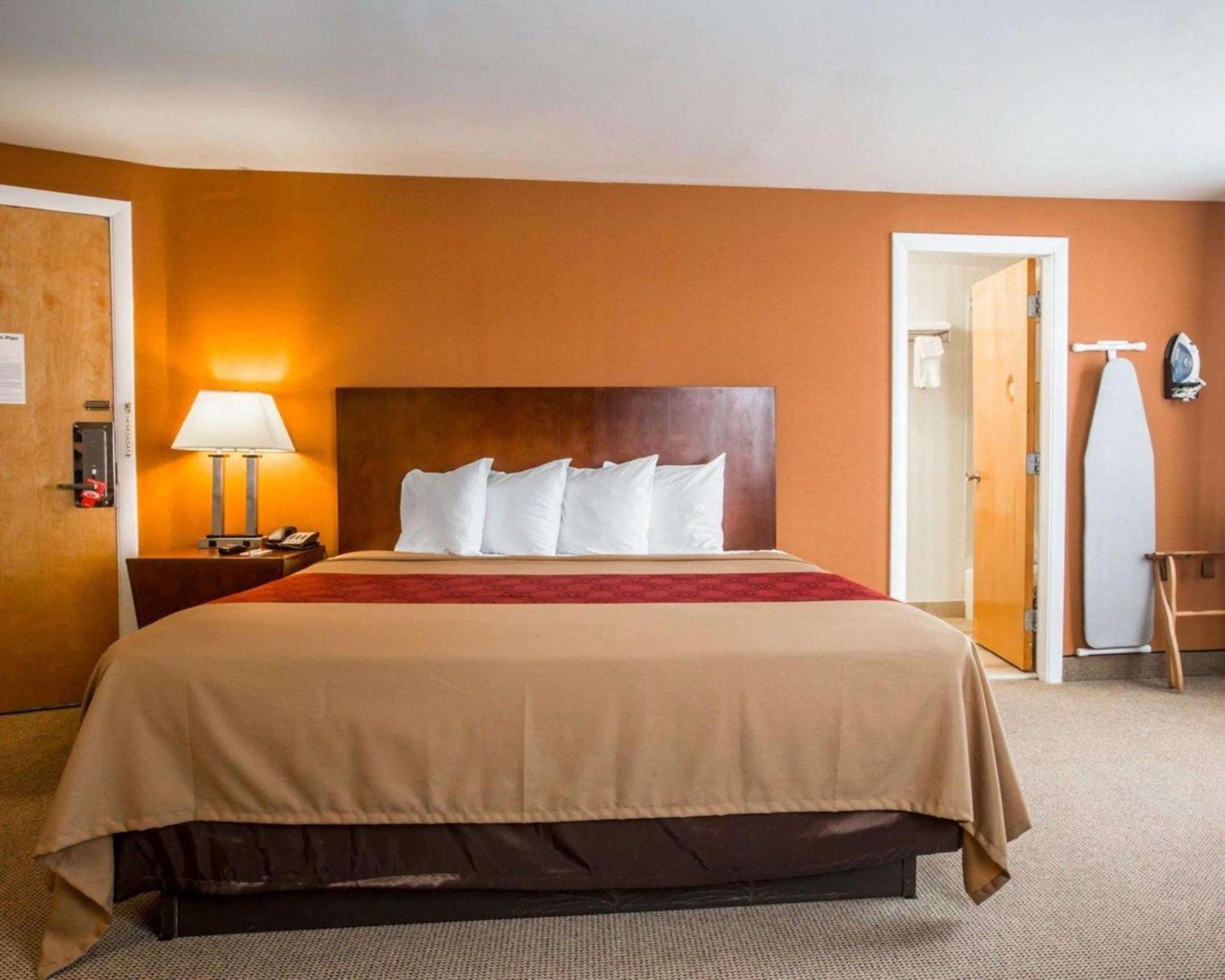 Econo Lodge Lakes Region photo 13