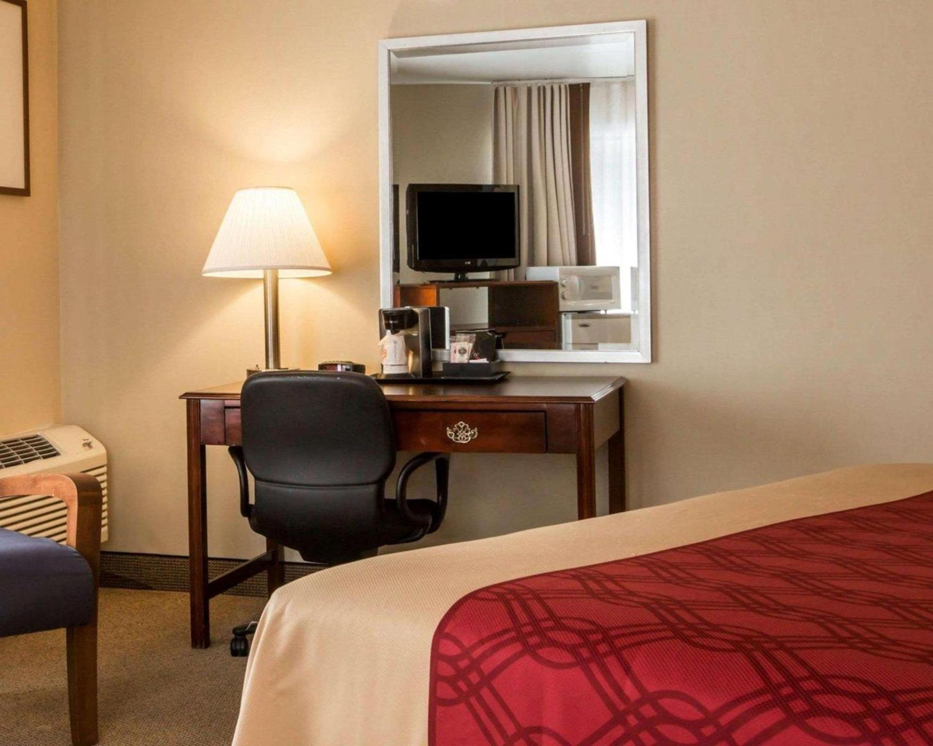 Econo Lodge Lakes Region photo 12