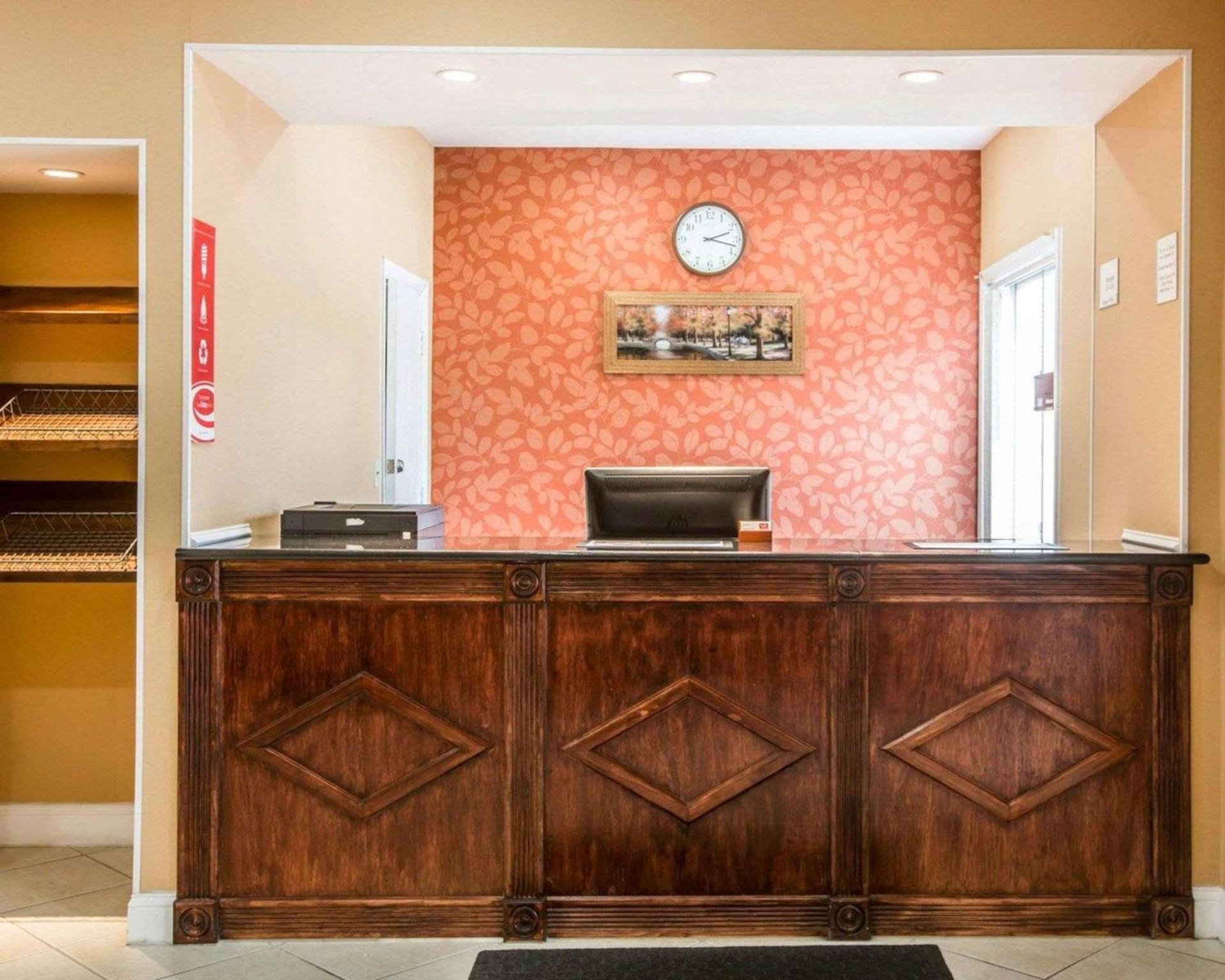 Econo Lodge Lakes Region photo 11