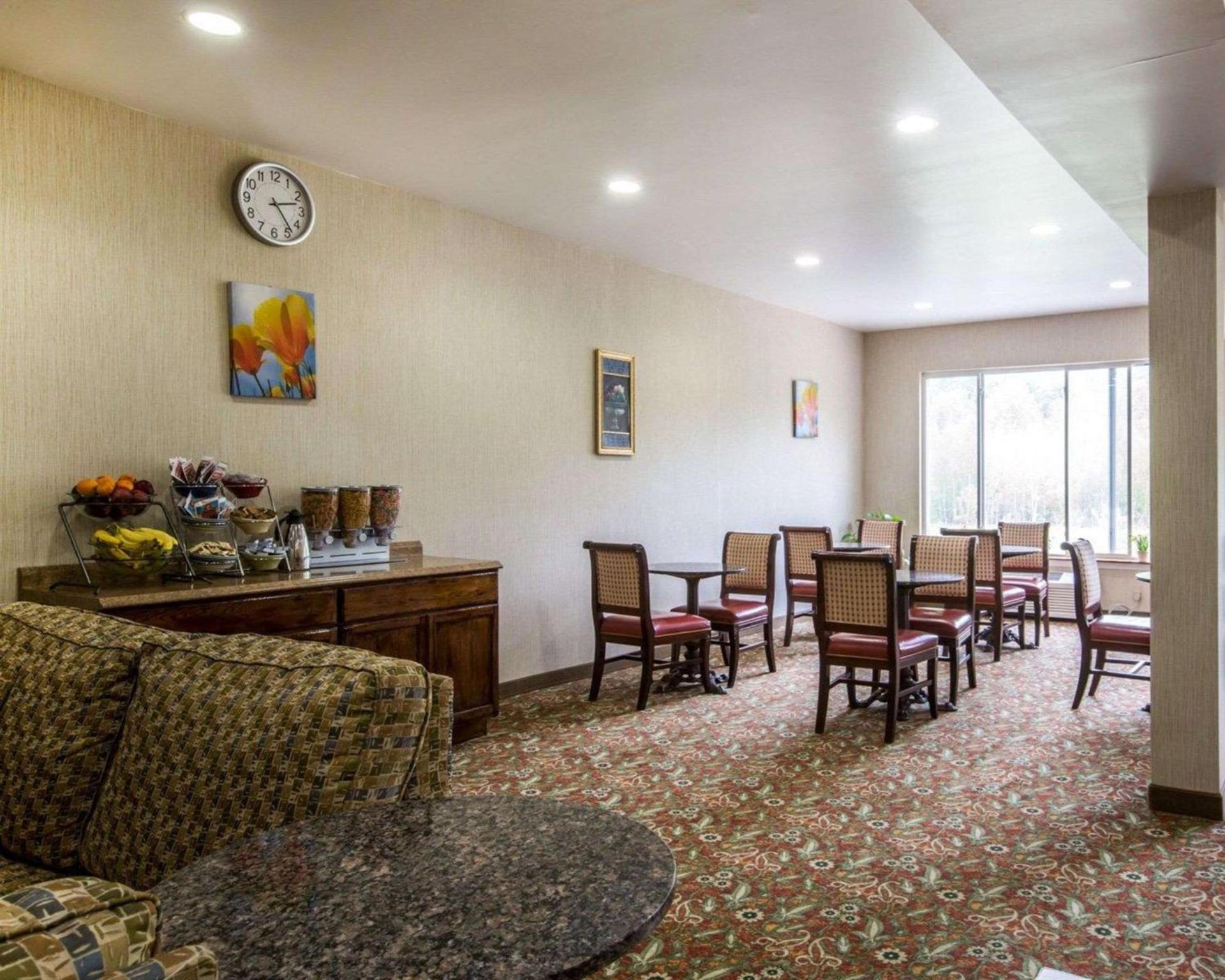 Econo Lodge Lakes Region photo 10