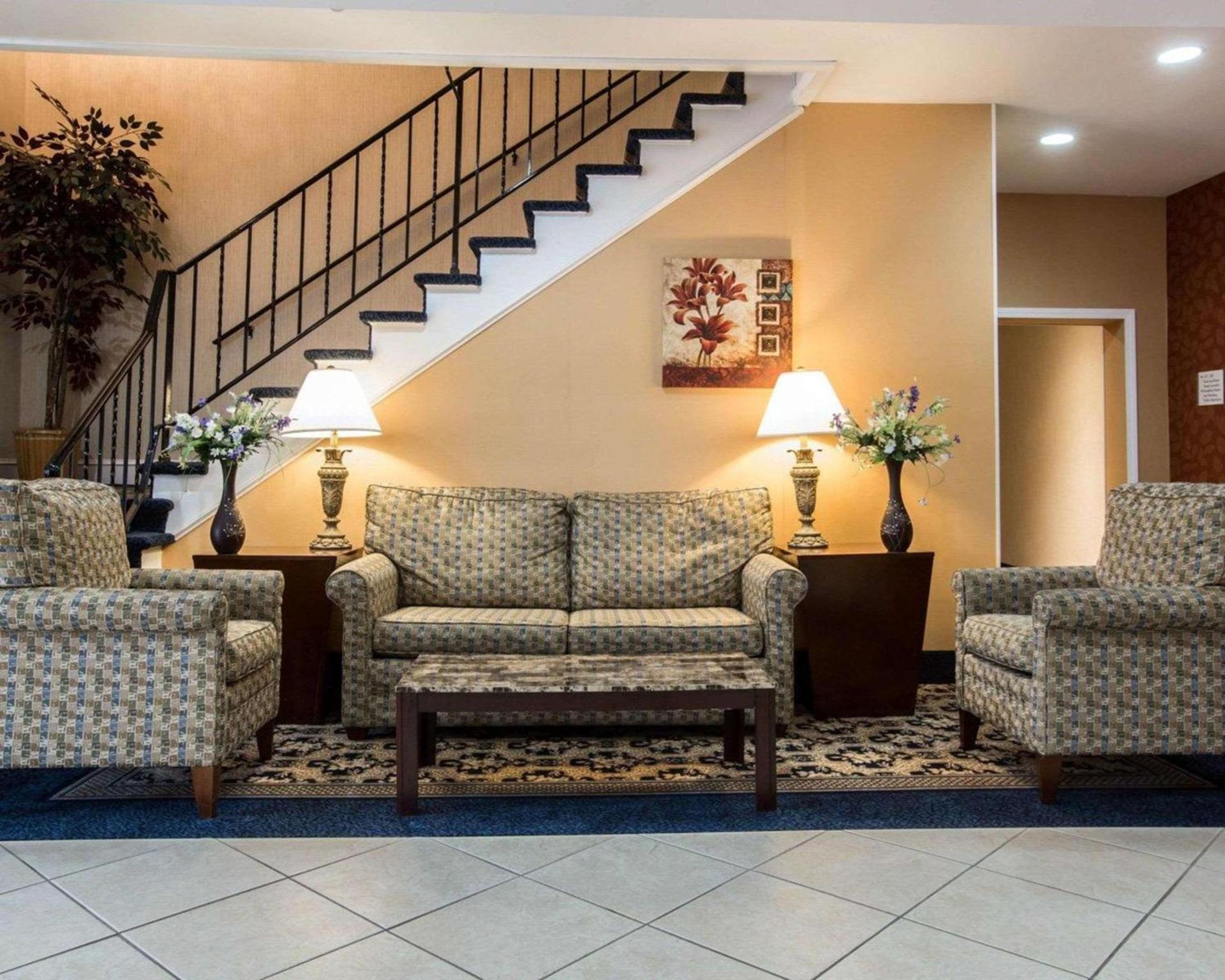 Econo Lodge Lakes Region photo 8