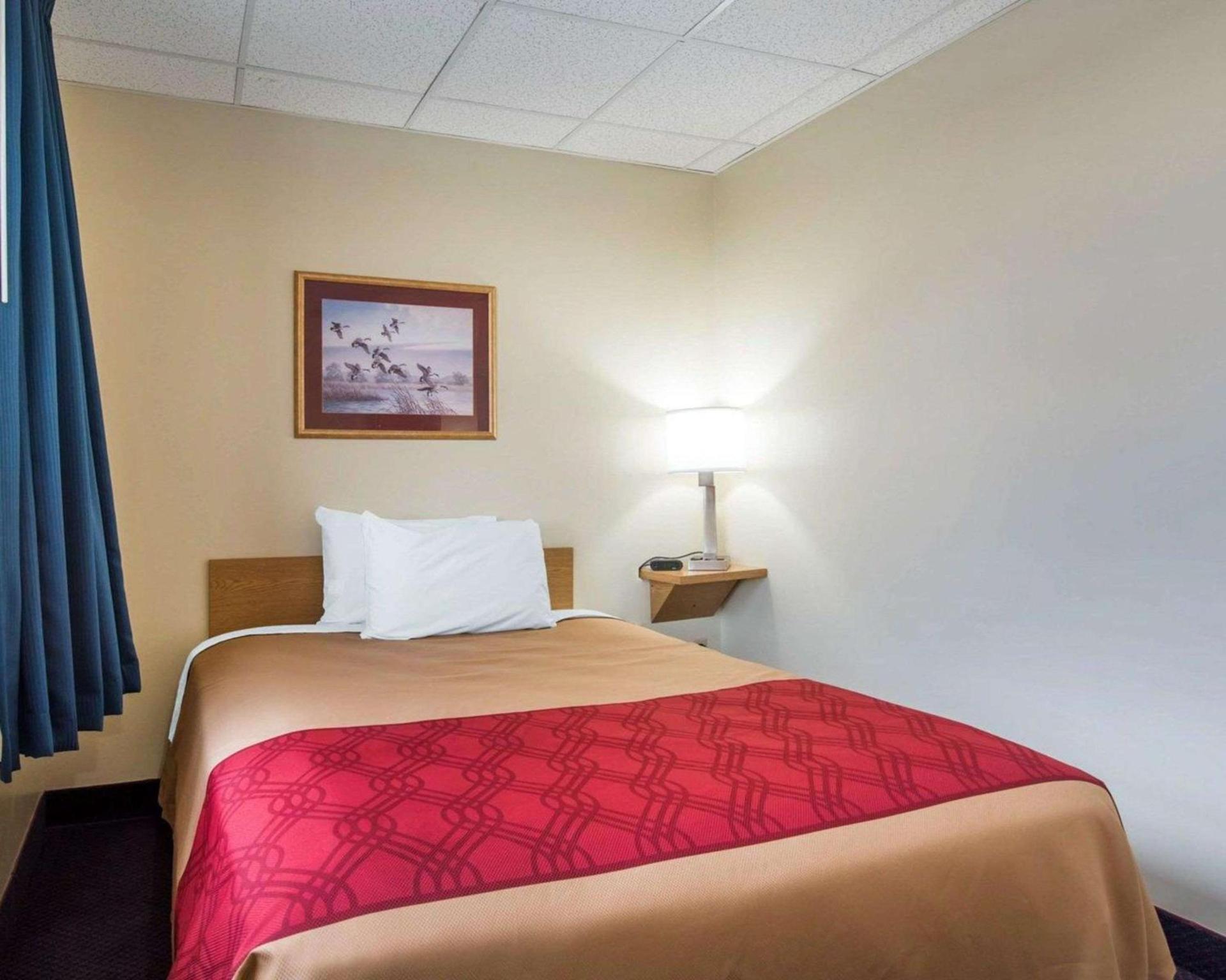 Econo Lodge Manchester photo 24