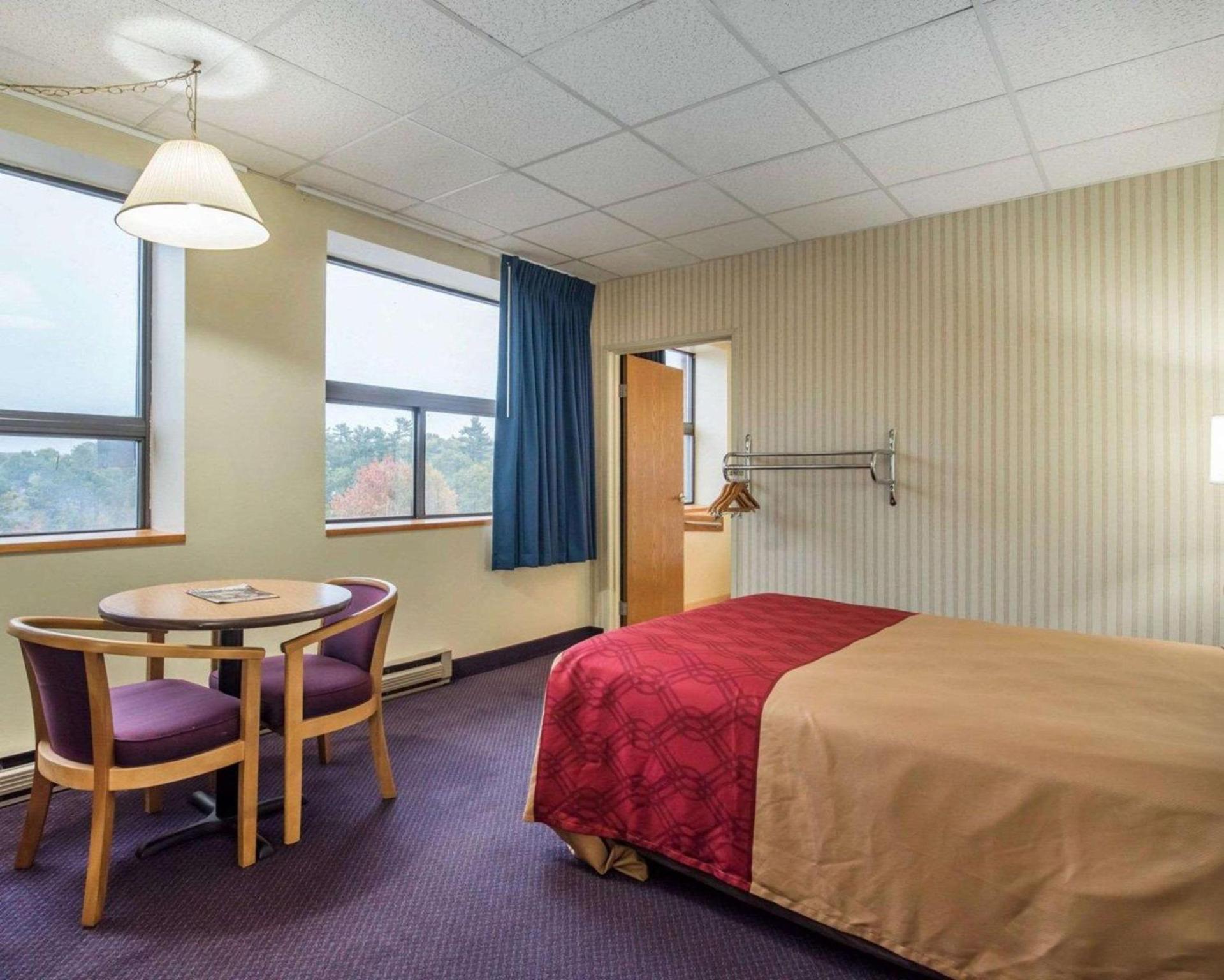 Econo Lodge Manchester photo 25