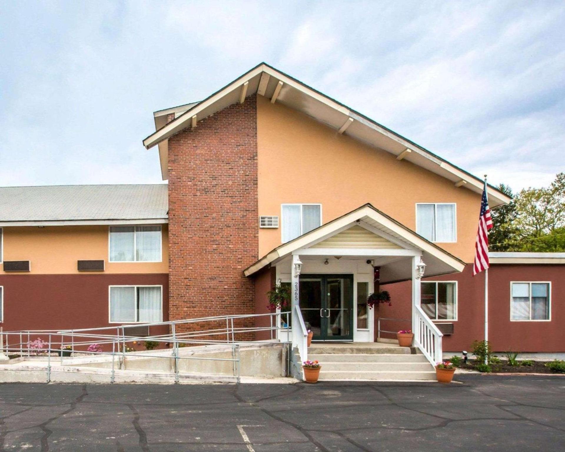 Econo Lodge Lakes Region photo 6