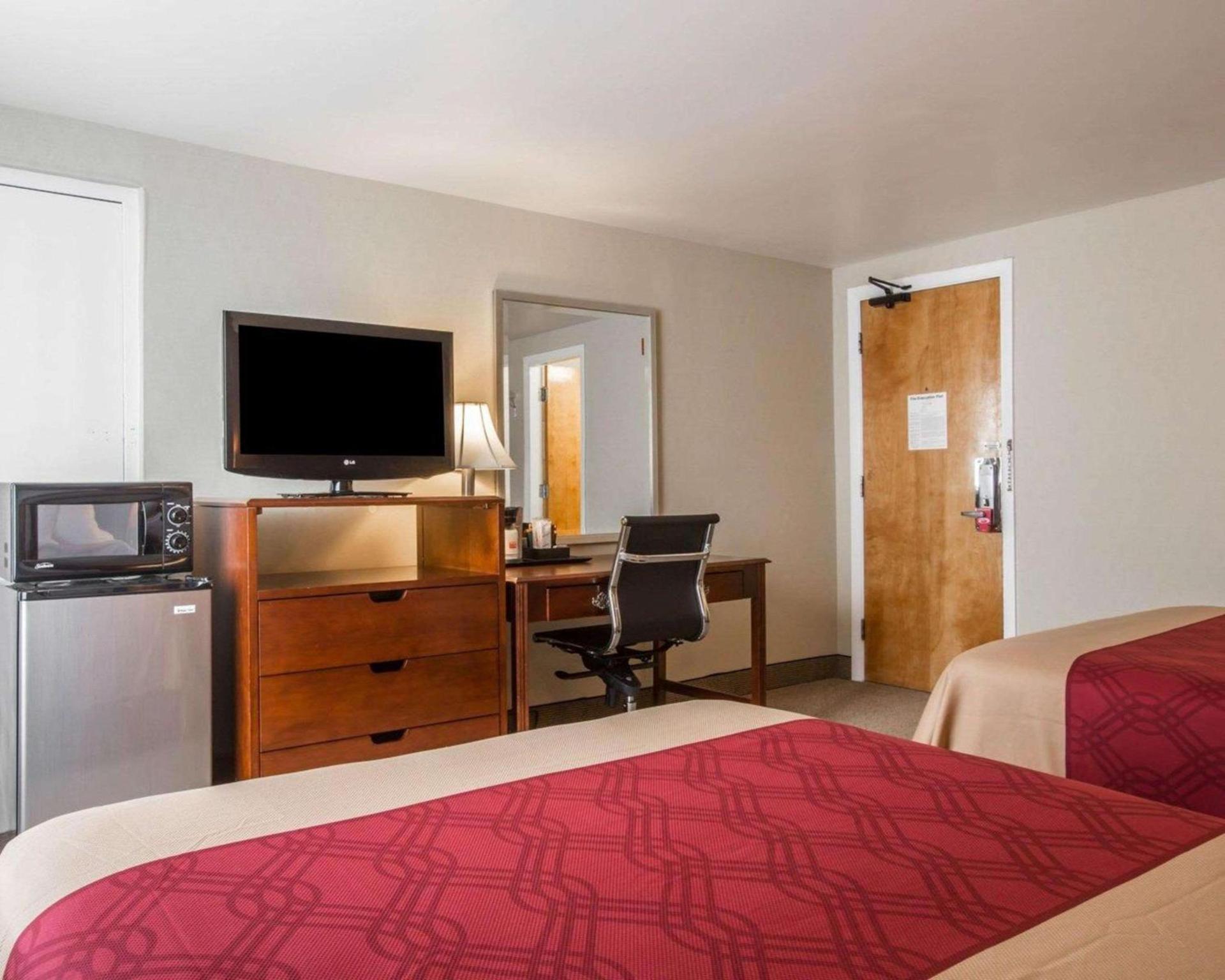 Econo Lodge Lakes Region photo 5