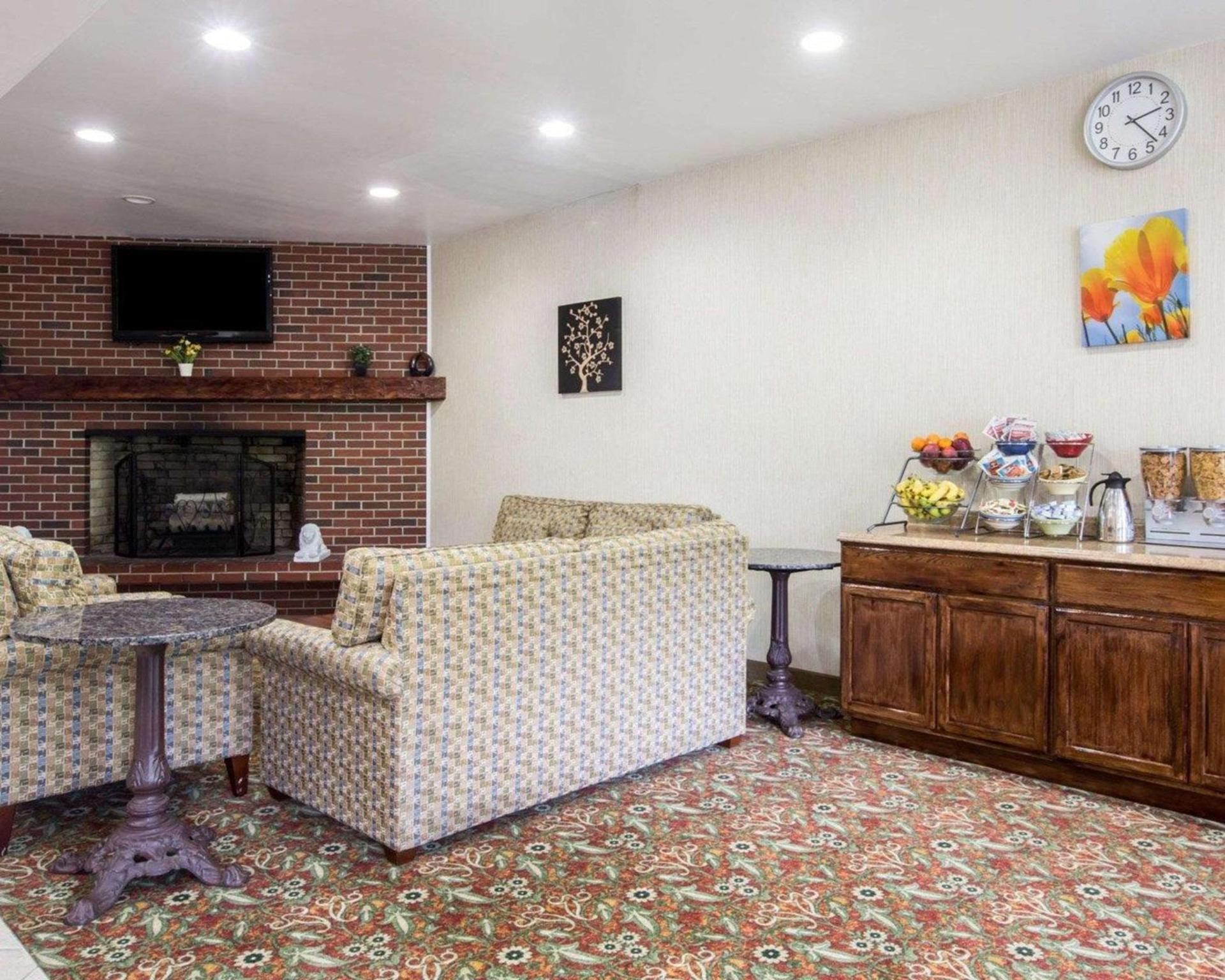 Econo Lodge Lakes Region photo 4